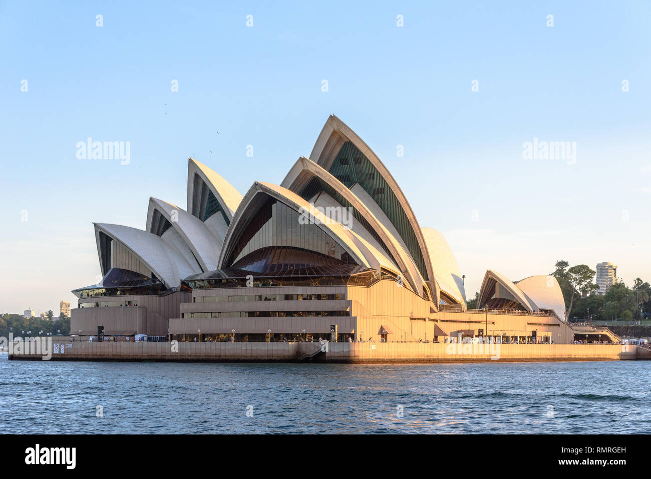 Das Sydney Opera House während der Goldenen Stunde mit keine Wolken Stockfoto