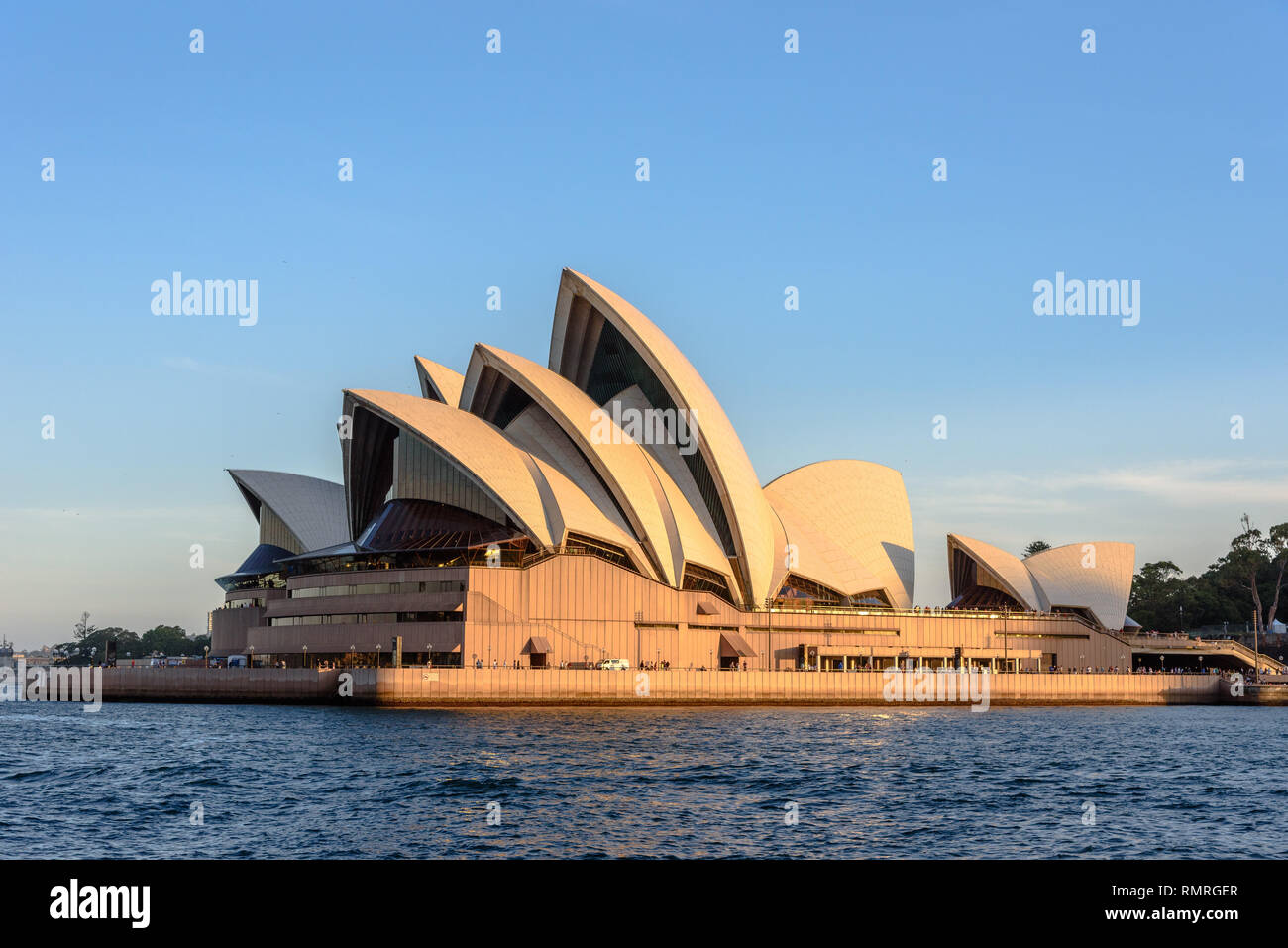 Das Sydney Opera House während der Goldenen Stunde mit keine Wolken Stockfoto