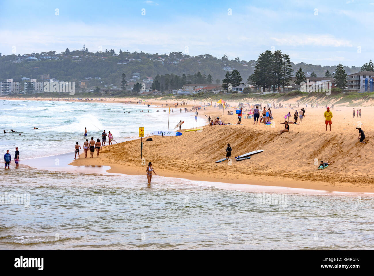 Die Menschen genießen Sie einen Nachmittag an der Northbridge Strand in North Sydney Stockfoto