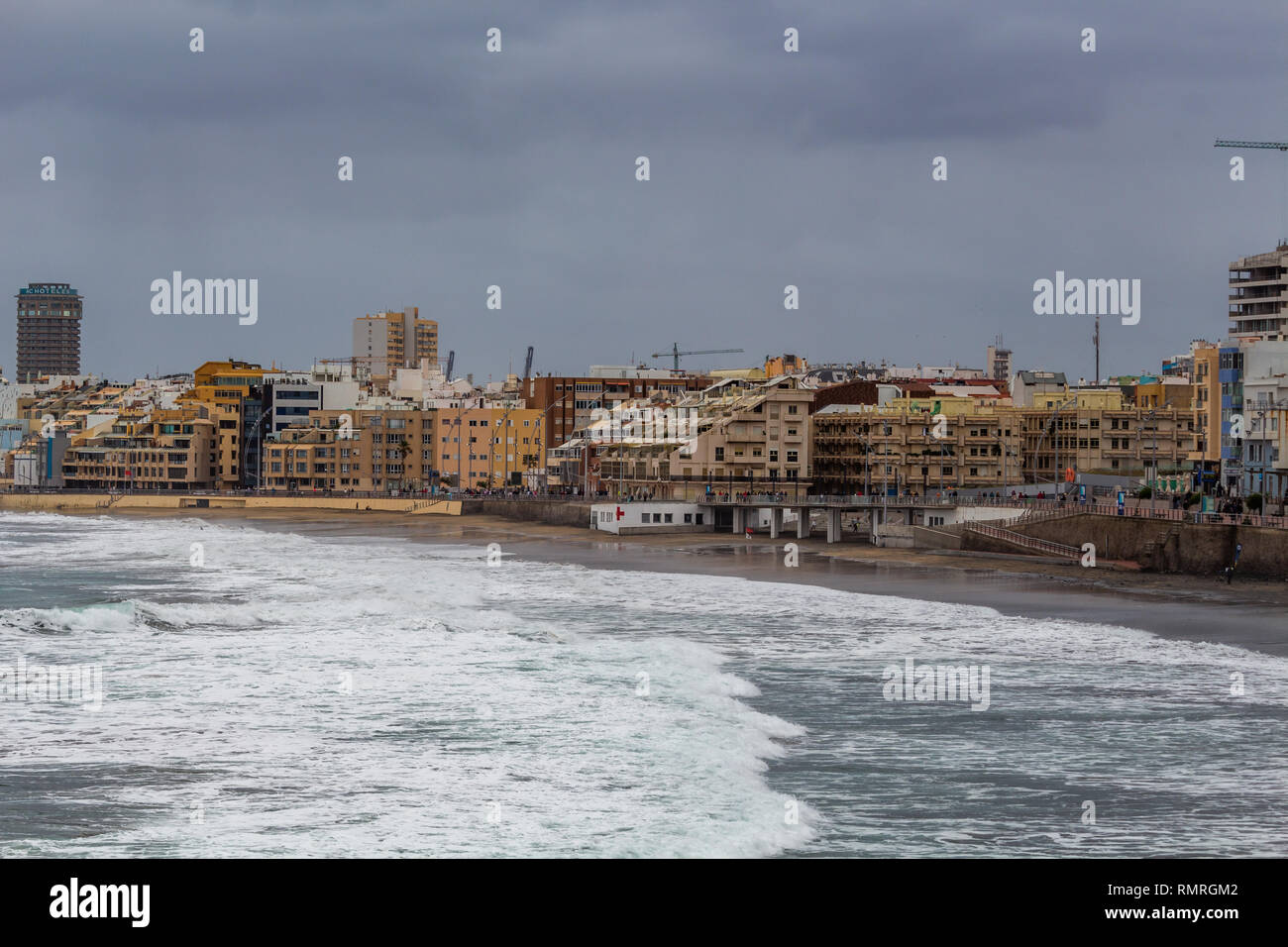 Las Palmas, Spanien - Februar 2, 2019: Stürmisches Wetter am Las Canteras  Promenade, der Stadtstrand von Las Palmas de Gran Canaria Stockfotografie -  Alamy