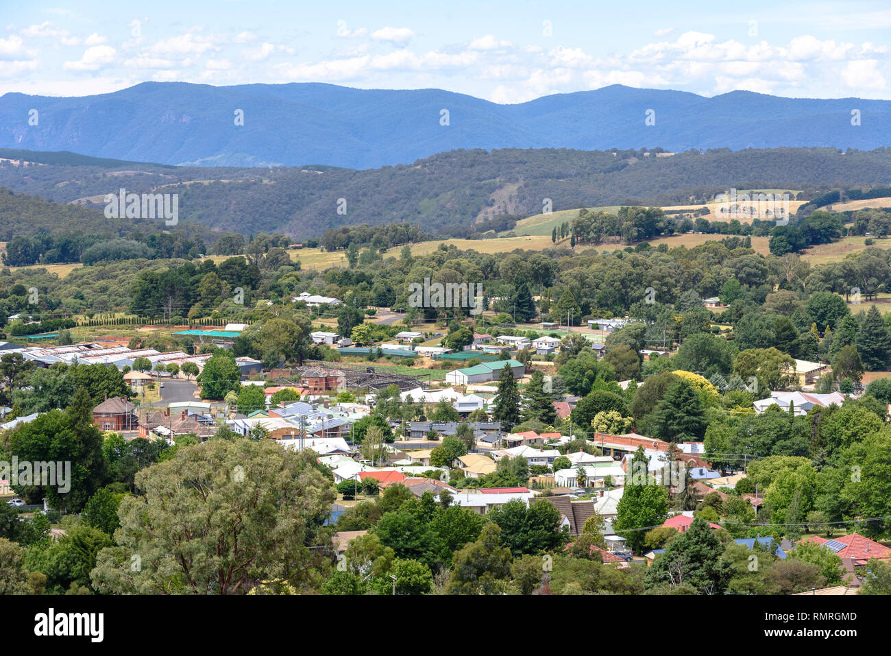 Eine Landschaft Blick auf Batlow Australien aus dem Hügel über der Stadt an einem sonnigen Sommertag Stockfoto