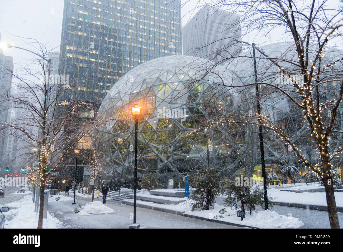Seattle, Washington ca. Winter 2019 die Amazon Company World Headquarters campus Sphären green house terrarium Büros während einer seltenen Wintersturm. Stockfoto