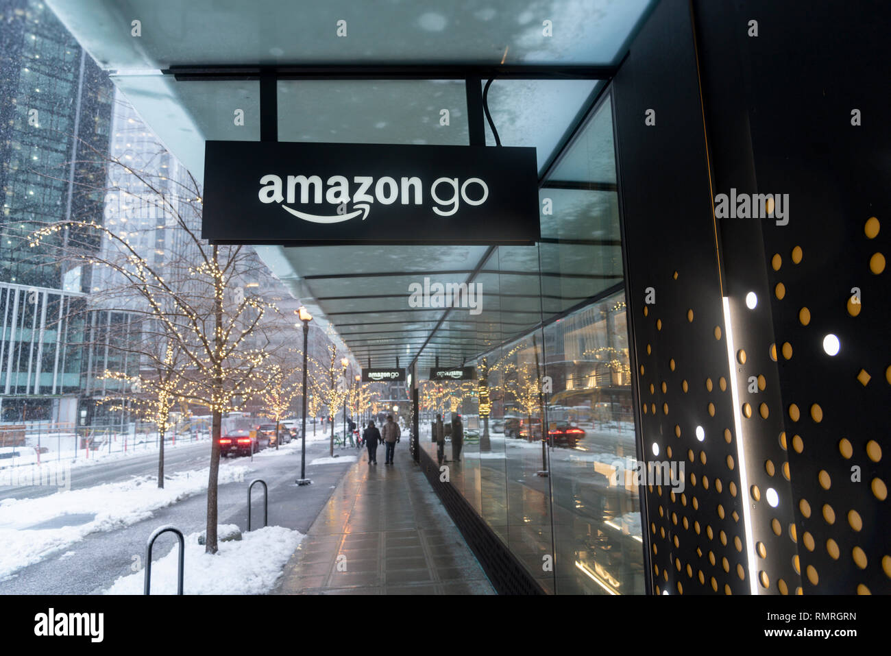 Amazon gehen Schaufensterwerbung in der Innenstadt von Seattle während  einer Winter Schnee Sturm, nasse Bürgersteige Stockfotografie - Alamy