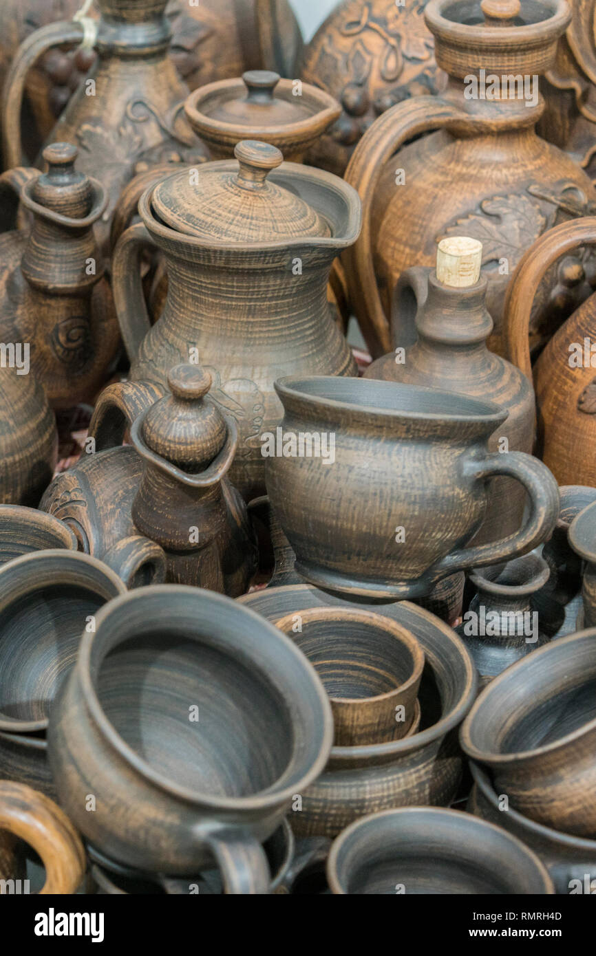 Stillleben mit modernen Keramik Gefäße aus Ton. Gebrannt schwarze Keramik.  Gebrannte Tongefäße. vertikale Foto Stockfotografie - Alamy