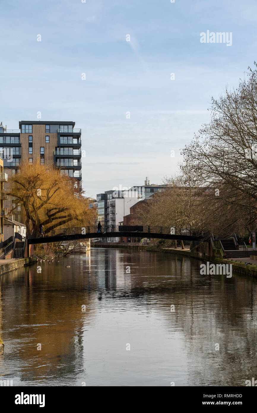 Fußgängerbrücke über den Fluss Kennet in Reading Central Stockfoto