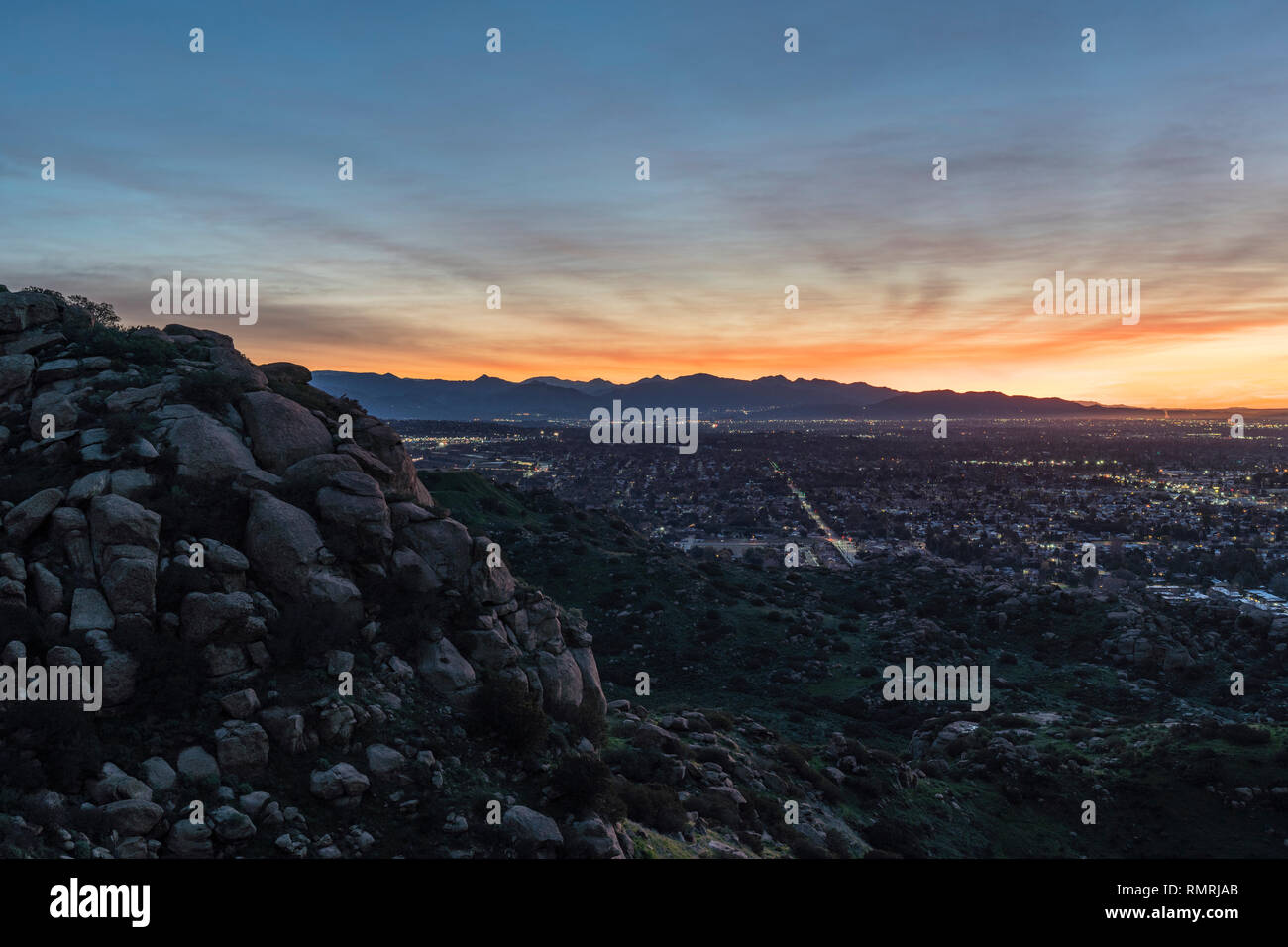 Dramatische dawn Aussicht auf die San Fernando Valley Nachbarschaften von felsigen Hügel in der Stadt Los Angeles, Kalifornien. Stockfoto
