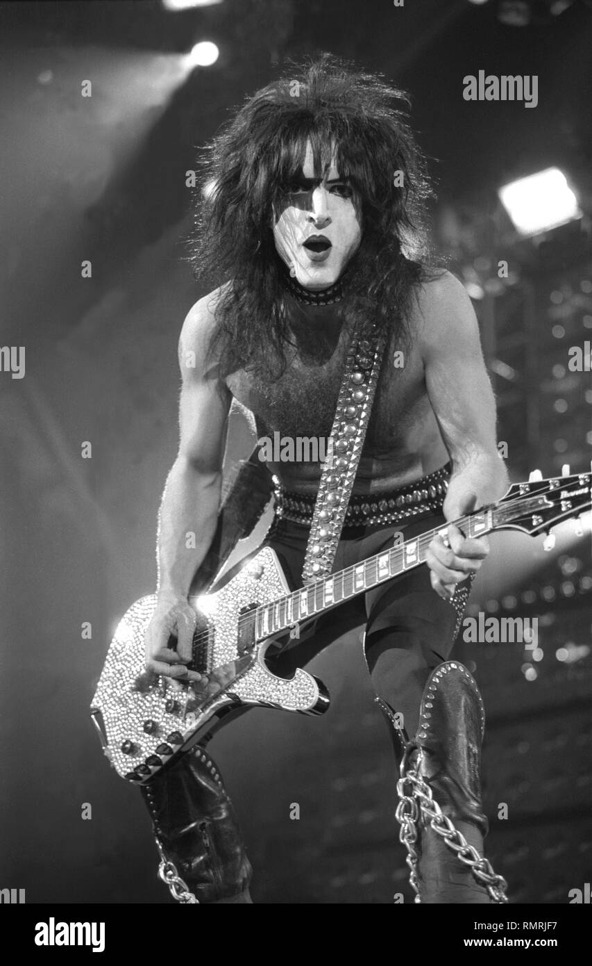 Gitarrist Und Sanger Paul Stanley Ist Dargestellt Auf Der Buhne Wahrend Einer Live Konzert Mit Der Rockband Kiss Stockfotografie Alamy