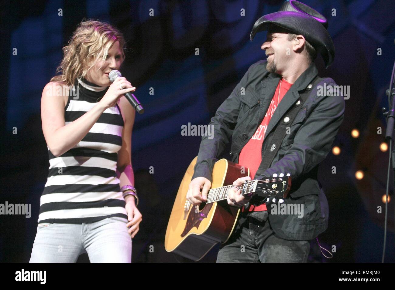 Sänger Jennifer Nettless und Gitarrist & Sänger Kristian Bush der Country Band Sugarland dargestellt auf der Bühne während einer "live"-Konzert aussehen. Stockfoto