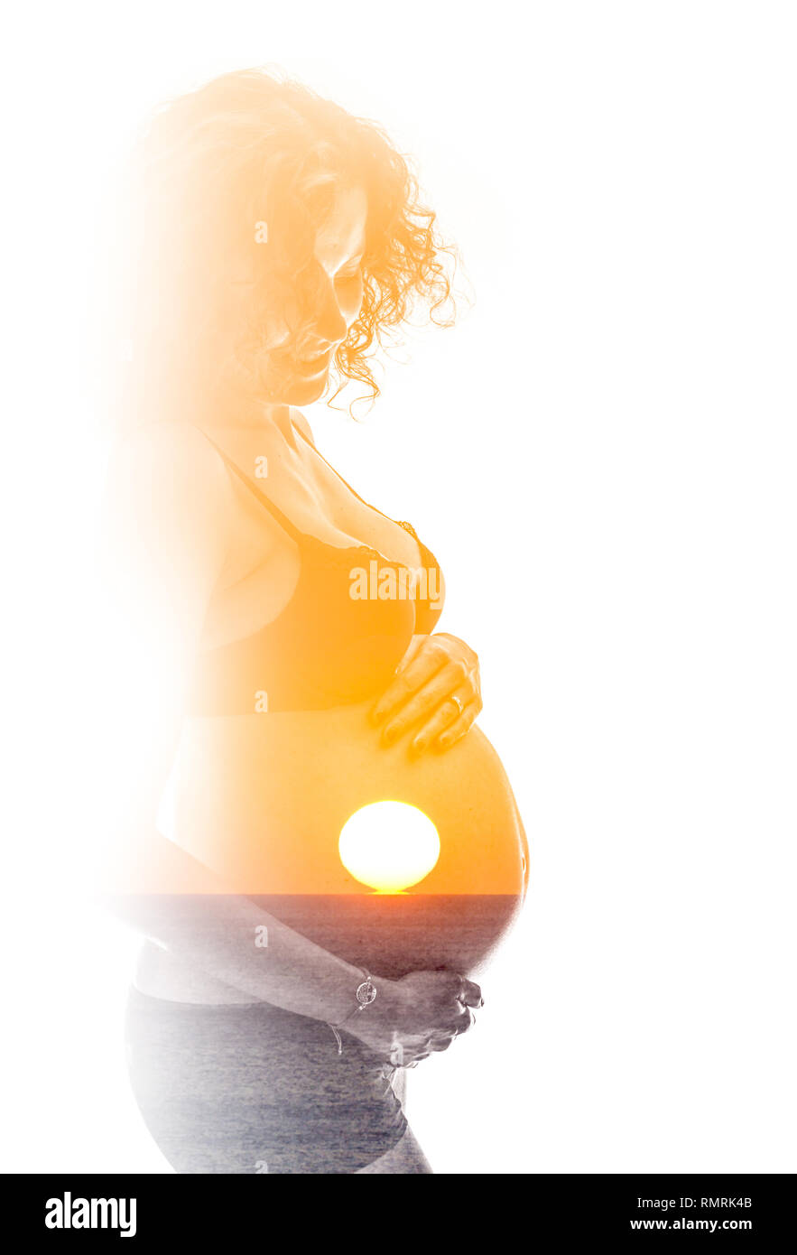 Double Exposure. Silhouette der schwangeren Frau mit einem Sonnenaufgang über dem Meer kombiniert Stockfoto