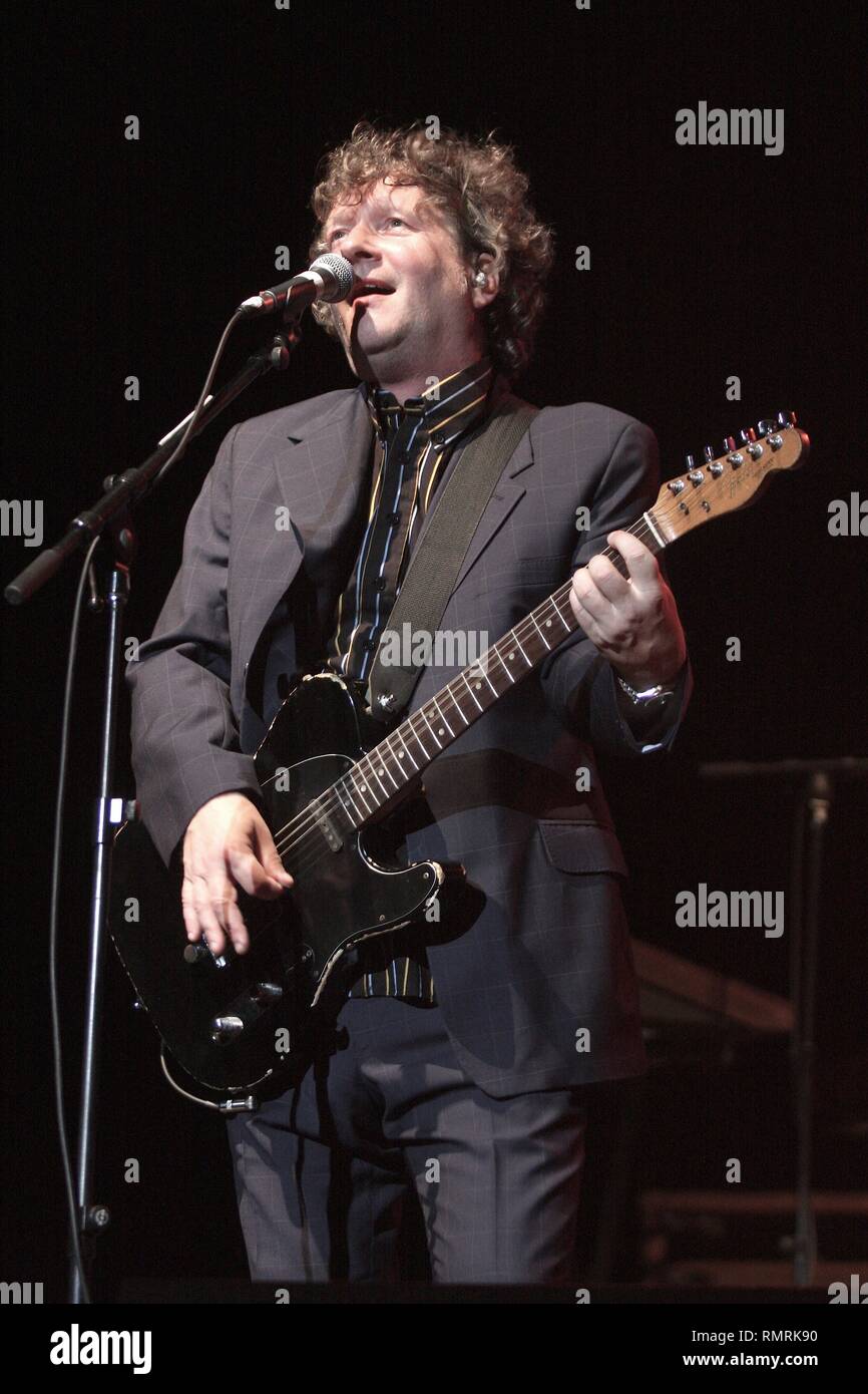 Leadsänger und Gitarrist Glen Tillbrook des pop band Squeeze ist dargestellt auf der Bühne während einer "live"-Konzert aussehen. Stockfoto