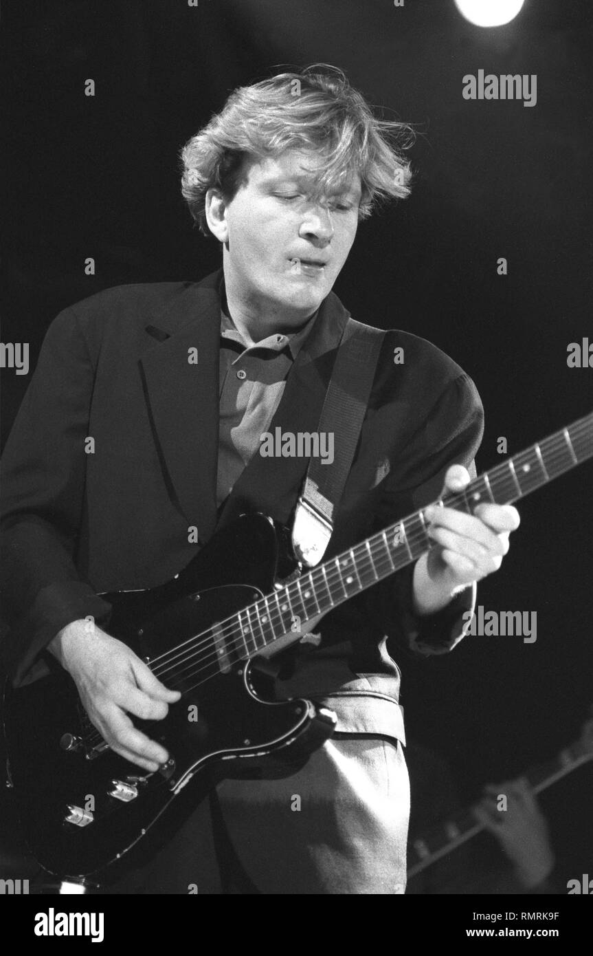 Leadsänger und Gitarrist Glen Tillbrook des pop band Squeeze ist dargestellt auf der Bühne während einer "live"-Konzert aussehen. Stockfoto