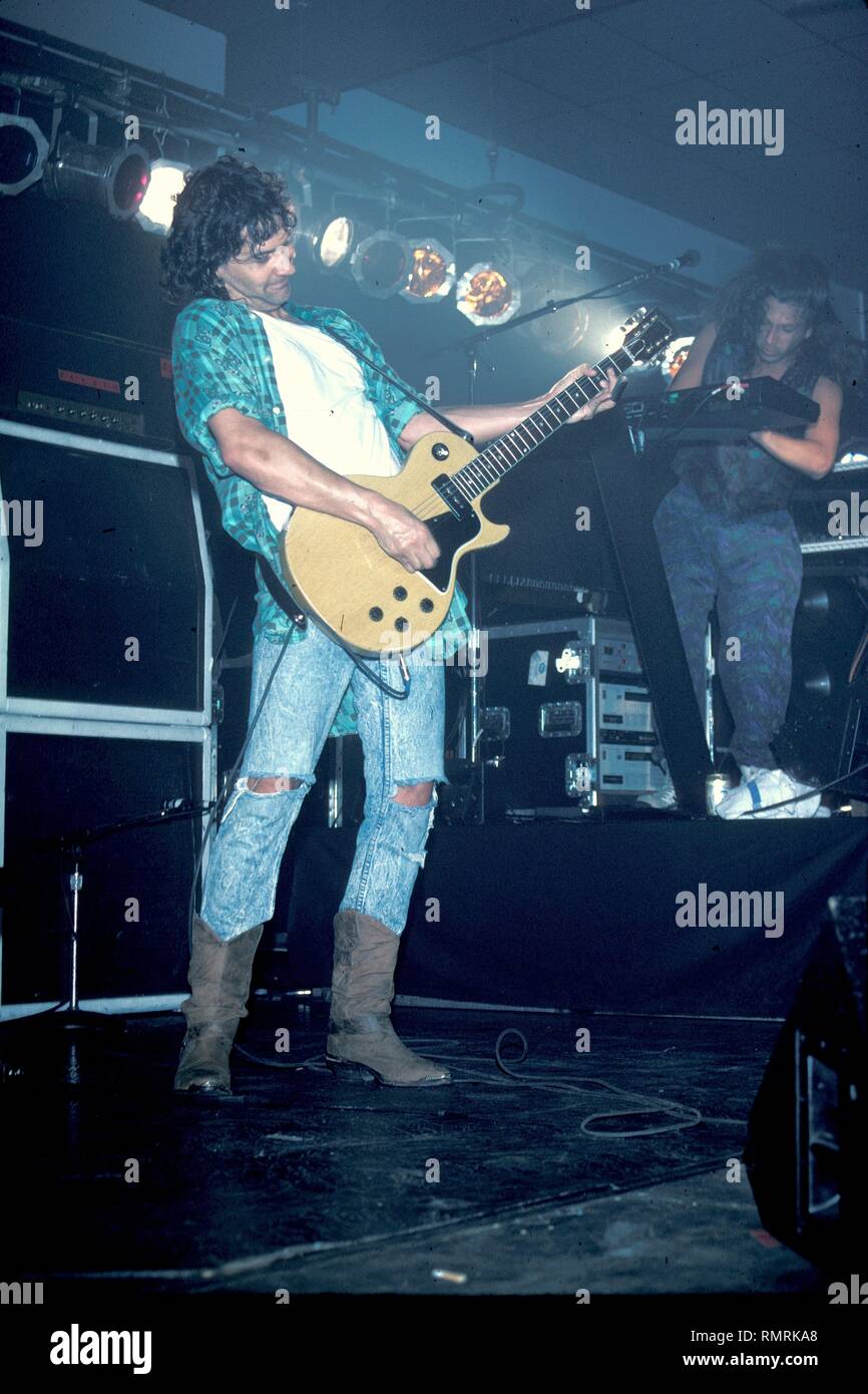 Der Bassist mit Billy Squier ist dargestellt auf der Bühne während einer "live"-Konzert aussehen. Stockfoto