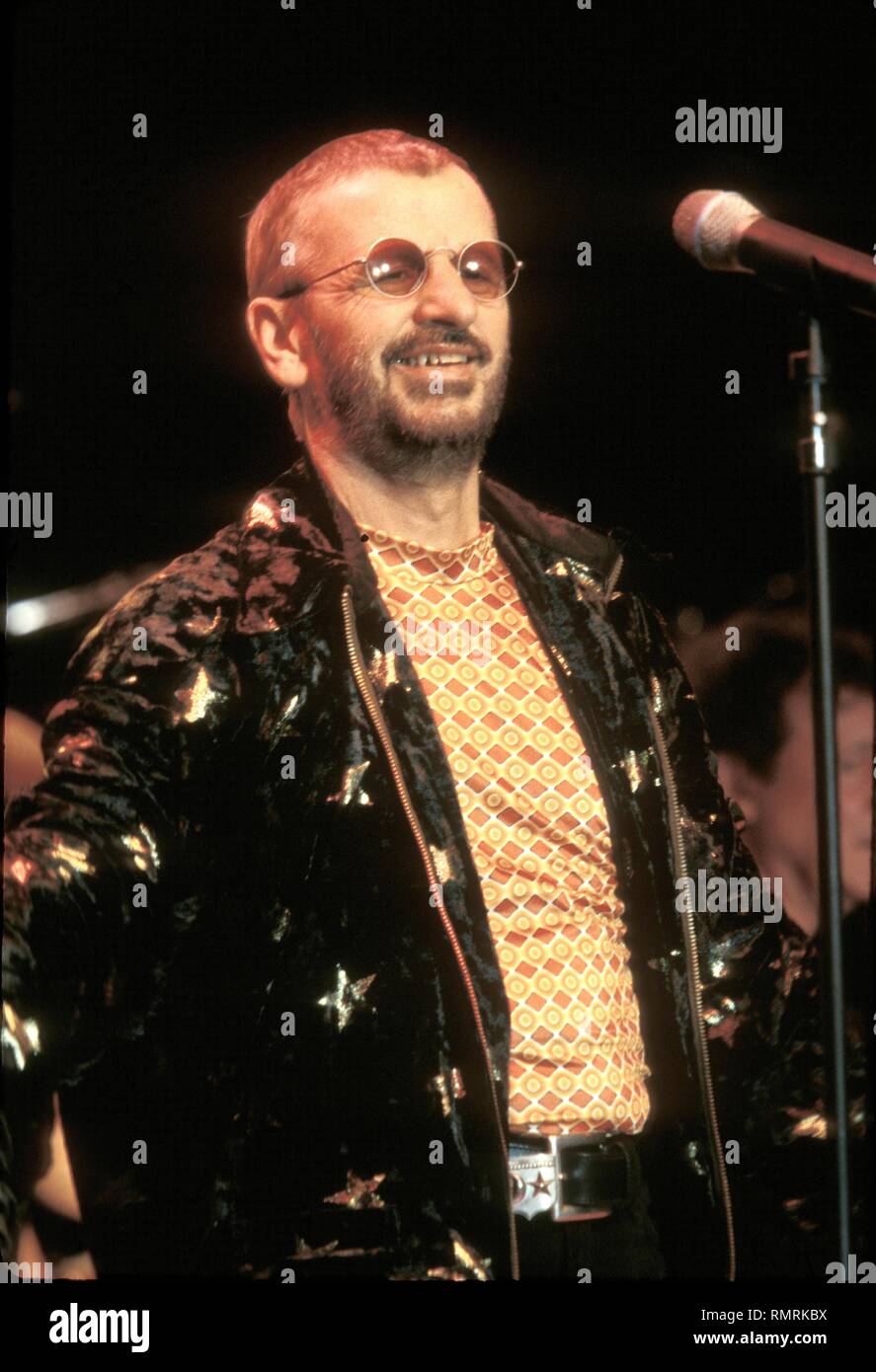 Ehemalige Beatle Schlagzeuger Ringo Starr wird gezeigt auf der Bühne während einer "live"-Konzert Auftritt mit Ringo Starr & seine All Starr Band. Stockfoto