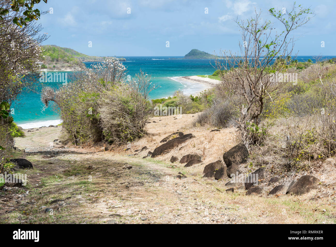 Unbefestigte Straße Eingang Levera Beach in Grenada, an der Karibik. Inseln und das Meer im Hintergrund. Stockfoto