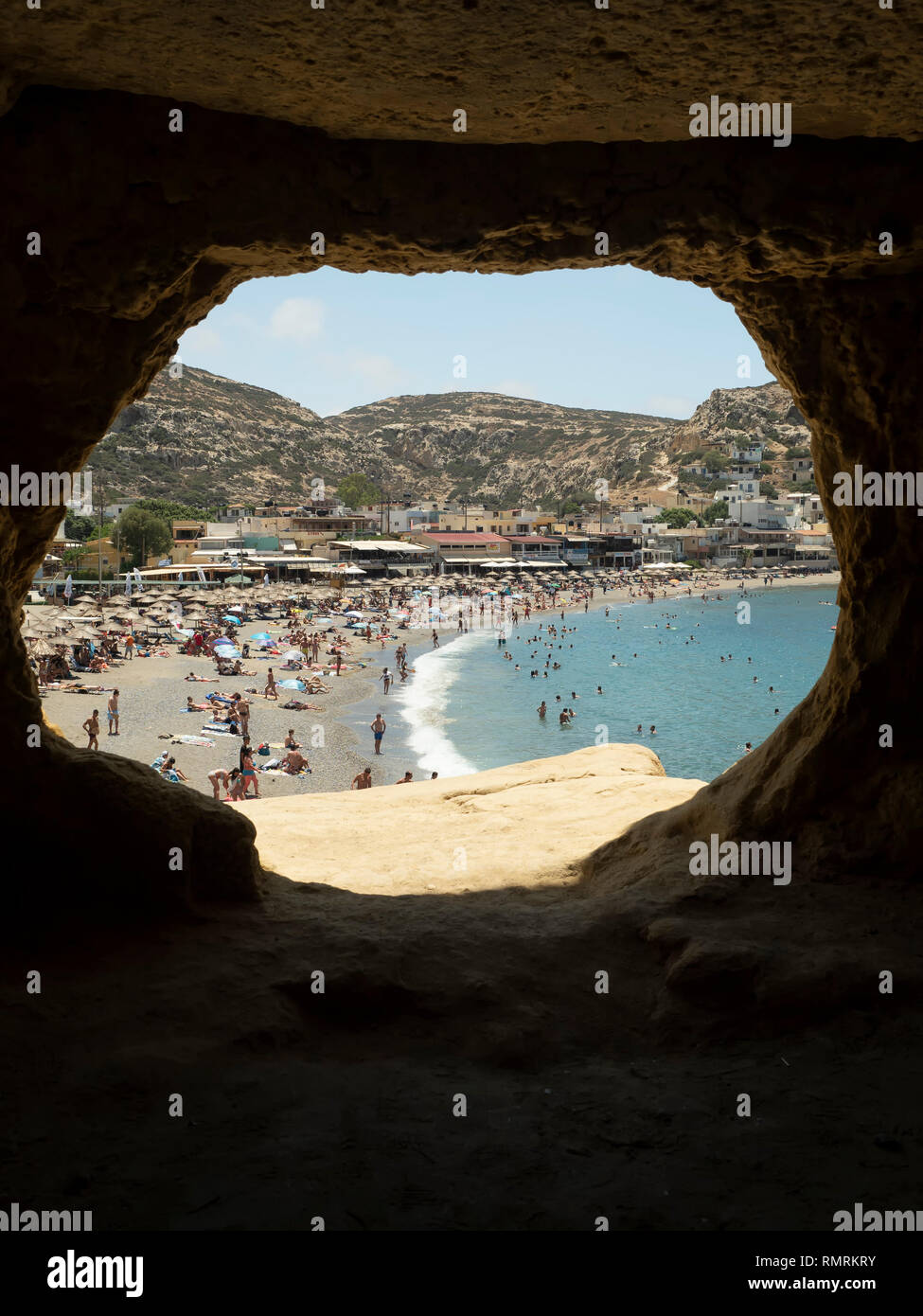 Touristen am Strand von Matala, ein Blick von den Höhlen, Insel Kreta, Griechenland, 22. Juni 2018 Stockfoto