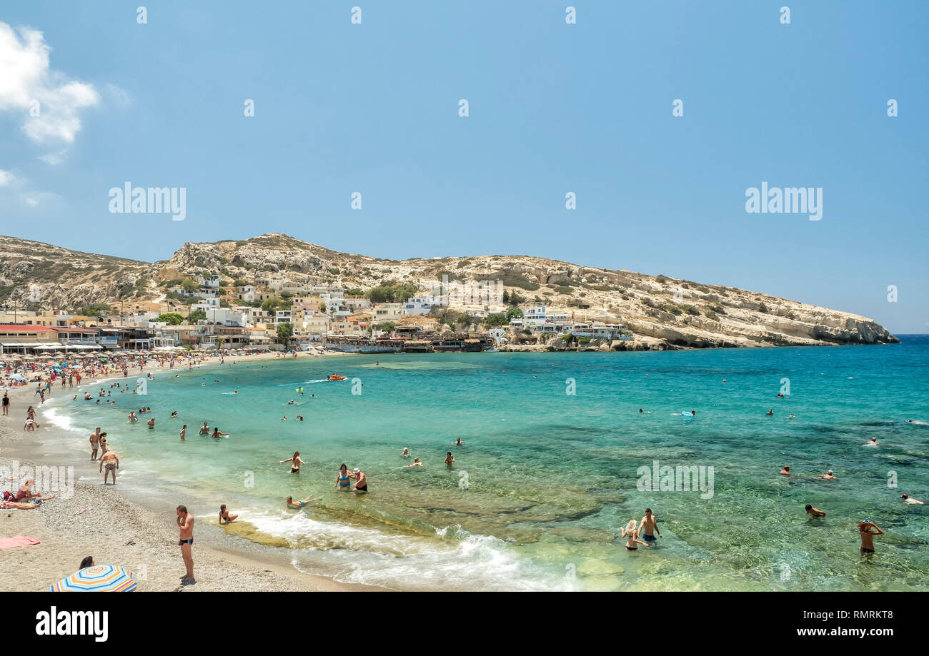 Touristen schwimmen am Strand von Matala, Insel Kreta, Griechenland, 22. Juni 2018 Stockfoto