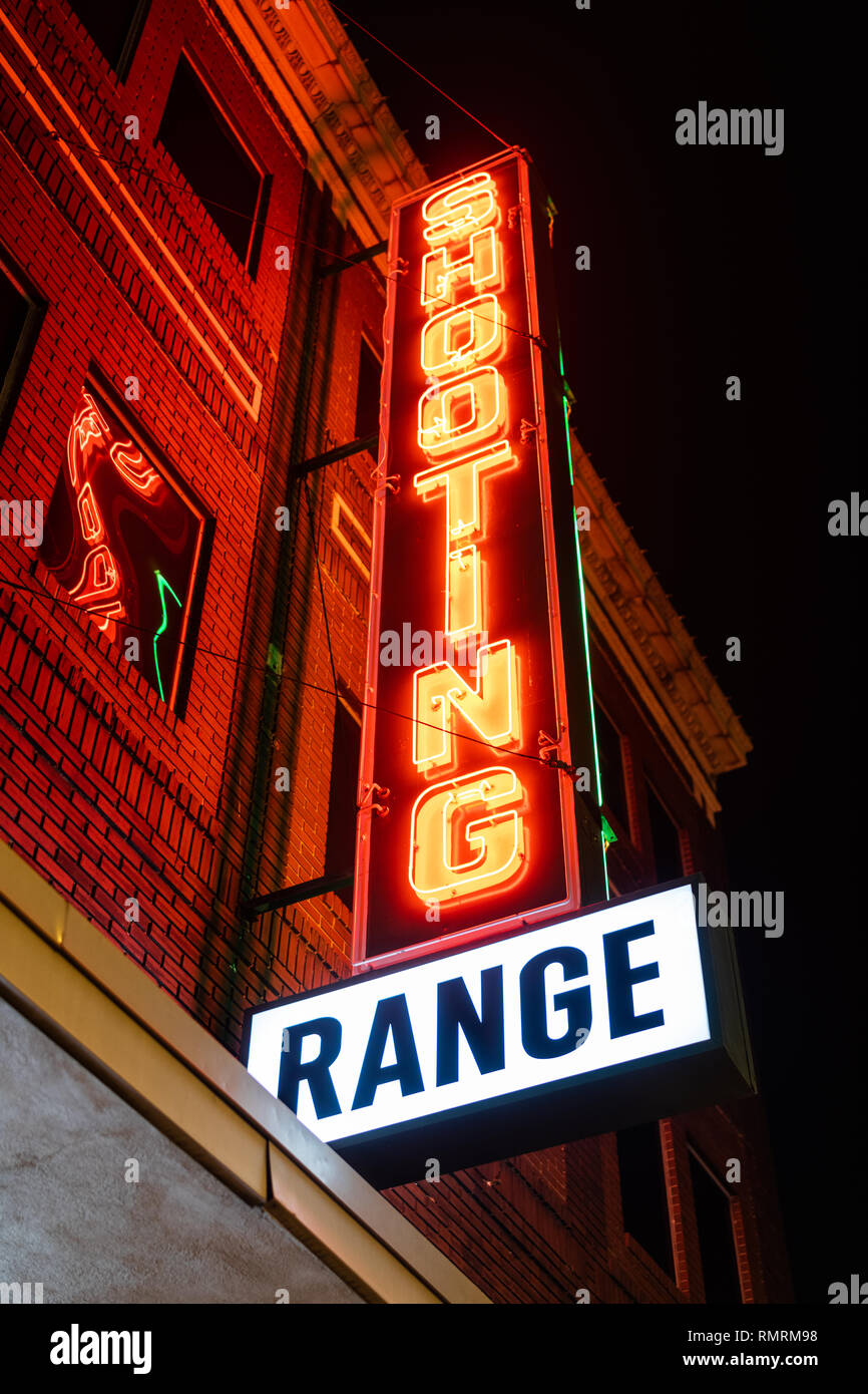 Helles Neon Rot und Grün Schießstand Zeichen Stockfoto