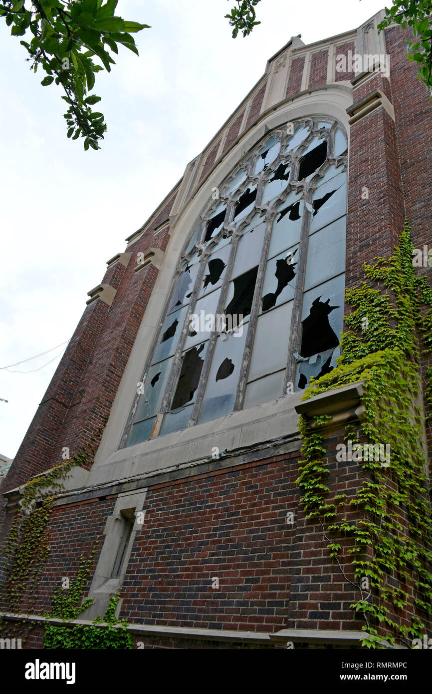 Gebrochene Fenster der abgebrochenen St. Agnes Kirche in Detroit Stockfoto