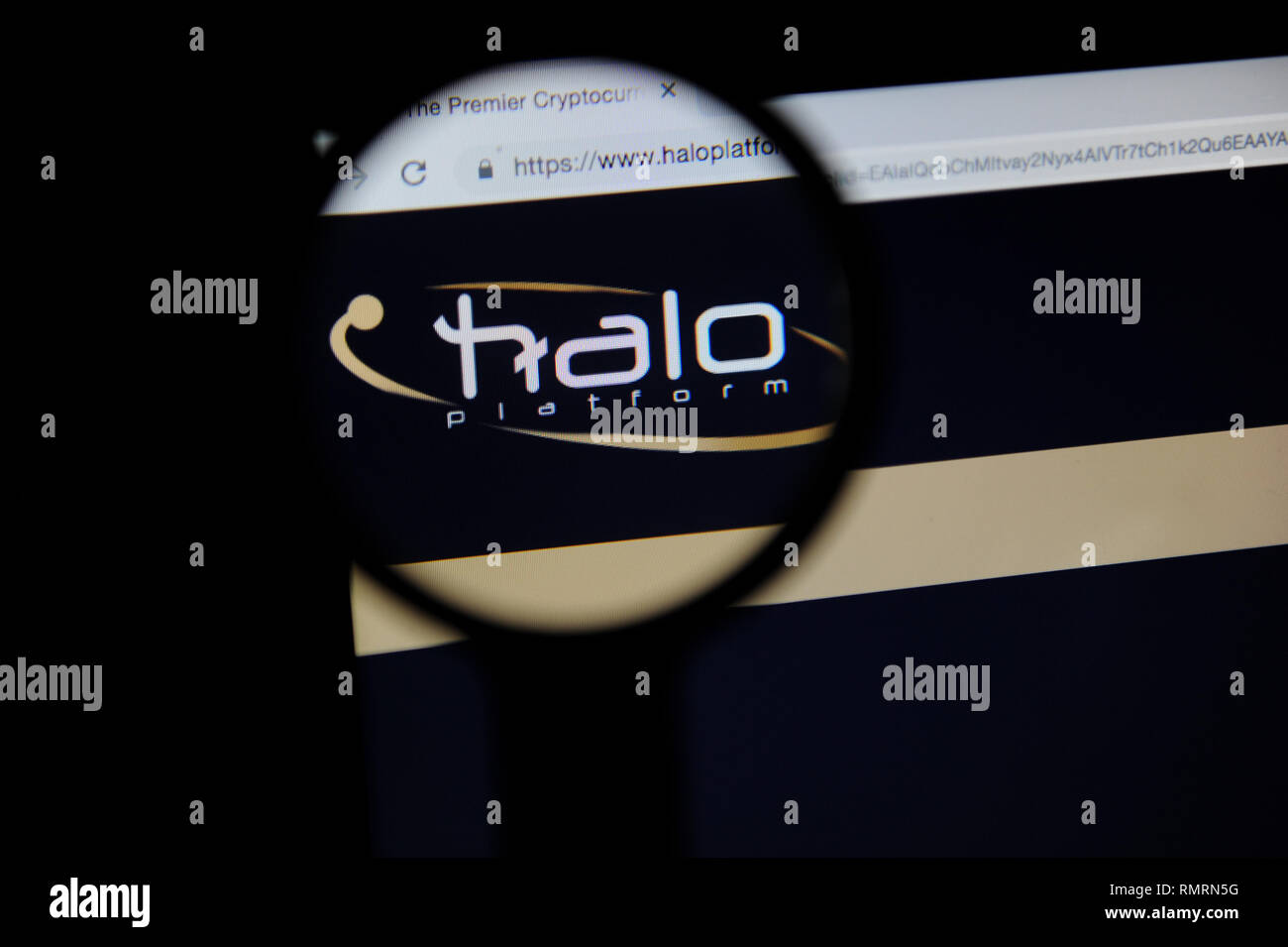 Halo Website durch ein Vergrößerungsglas gesehen Stockfoto