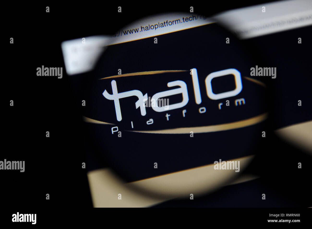 Halo Website durch ein Vergrößerungsglas gesehen Stockfoto