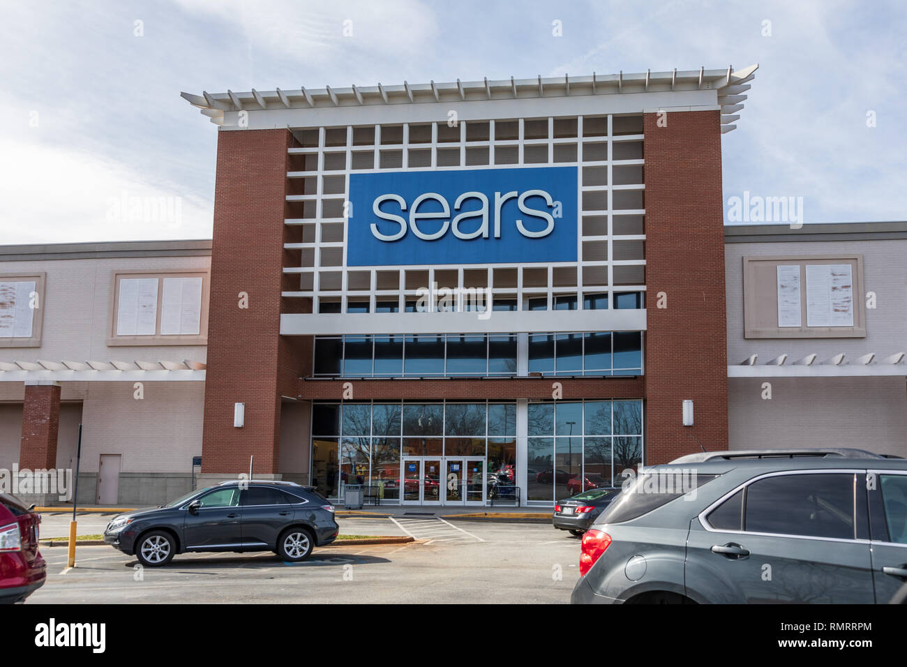 GREENSBORO, NC, USA -2/14/19: Sears storefront in freundlich Shopping Center. Stockfoto