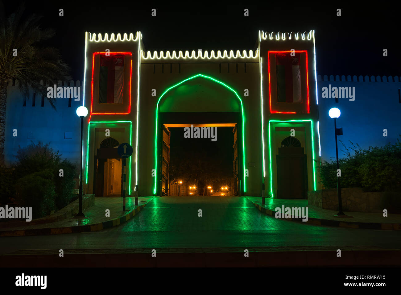 Eingangstür Nizwa souk bei Nacht beleuchtet (Oman) Stockfoto