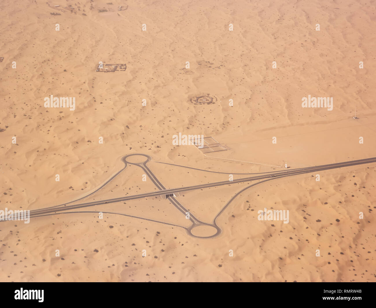 Autobahn zwischen dem Wüstensand in den Vereinigten Arabischen Emiraten Stockfoto