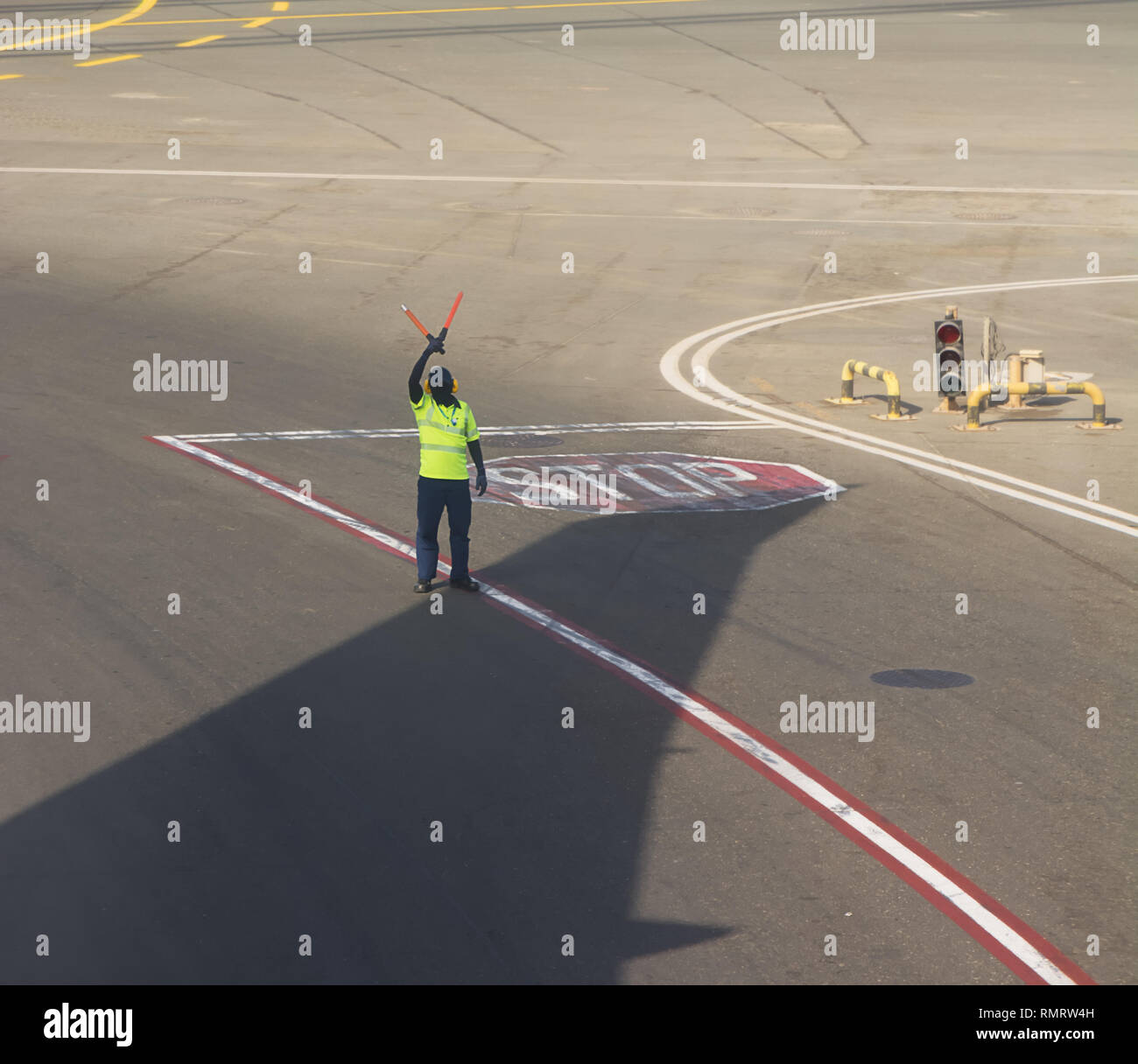 Land Mannschaft am Flughafen macht Zeichen auf der Start- und Landebahn Stockfoto