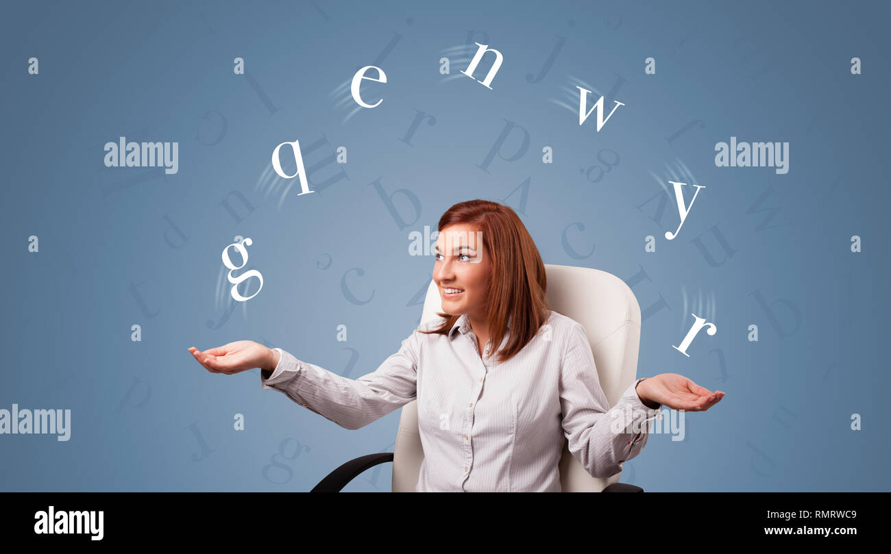 Junger student mit Buchstaben jonglieren Stockfoto