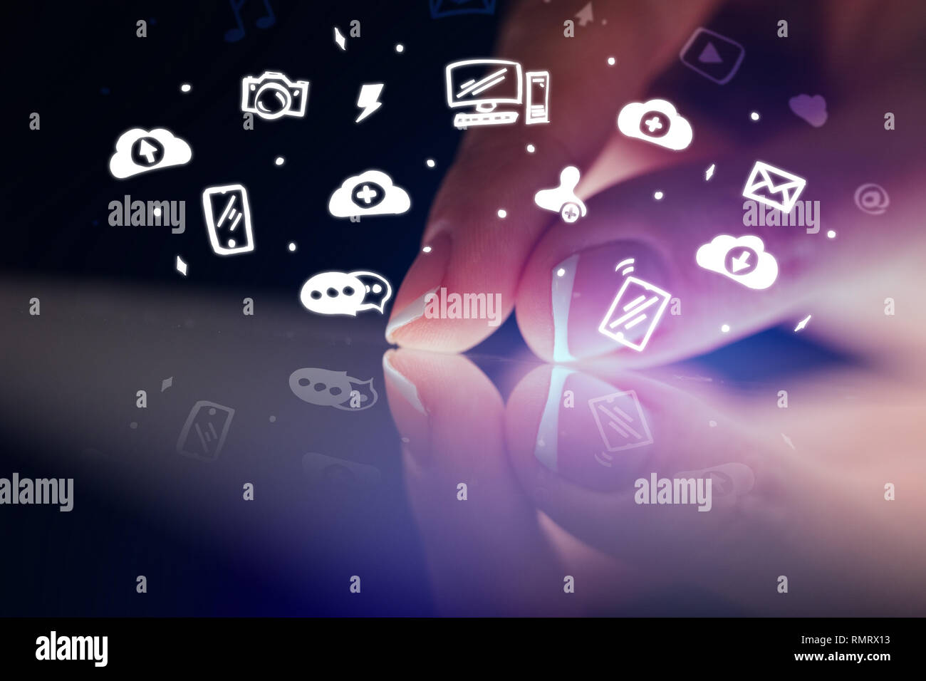 Finger Beruhren Tablet Mit Weiss Gezeichnet Anwendungssymbole Und Dunklen Hintergrund Stockfotografie Alamy