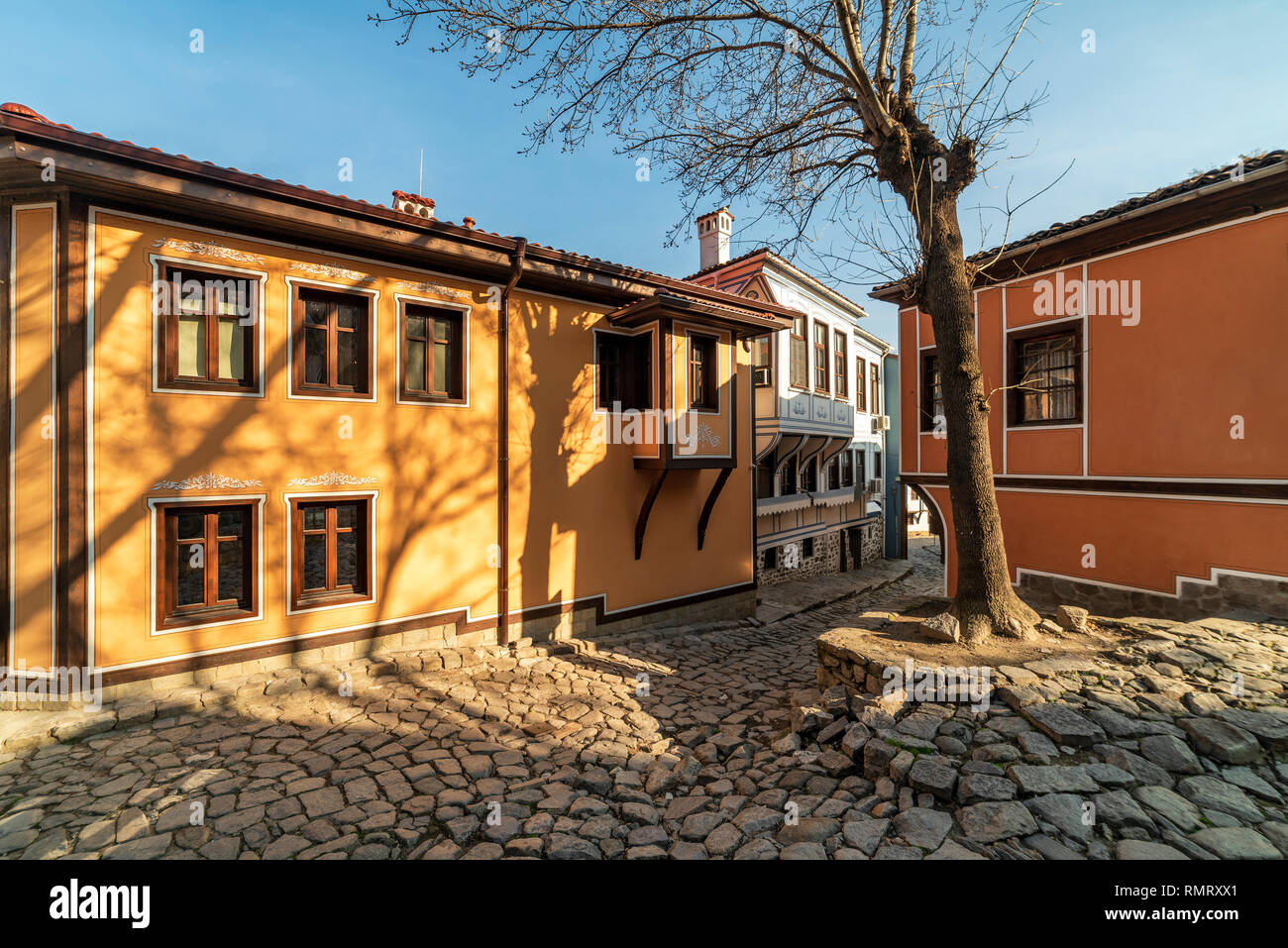Alte Gebäude und Straßen aus der Zeit der Bulgarischen Wiedergeburt in der Altstadt von Plovdiv, Bulgarien, der Europäischen Kulturhauptstadt 2019 Stockfoto