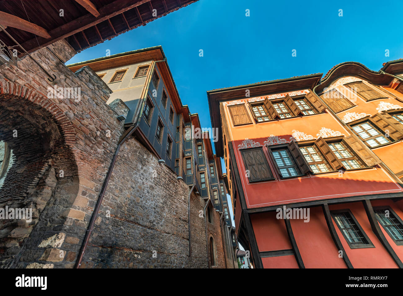 Typische Architektur in der mittelalterlichen Altstadt von Plovdiv - die älteste Stadt in Europa und die europäische Kulturhauptstadt 2019, Bulgarien Stockfoto
