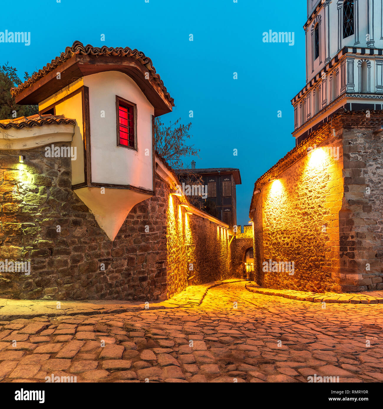 Typische Architektur in der mittelalterlichen Altstadt von Plovdiv - die älteste Stadt in Europa und die europäische Kulturhauptstadt 2019, Bulgarien Stockfoto