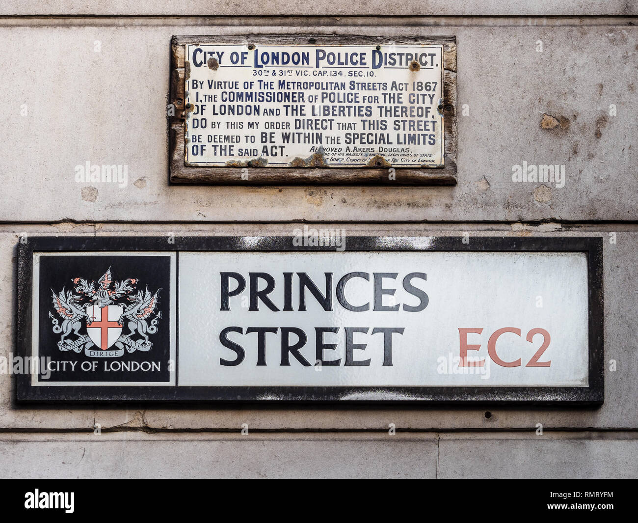 Die Princes Street EC2 - Vintage Stadt London Straßenschilder Princes St einschließlich der Polizei Bezirk Anmelden Stockfoto