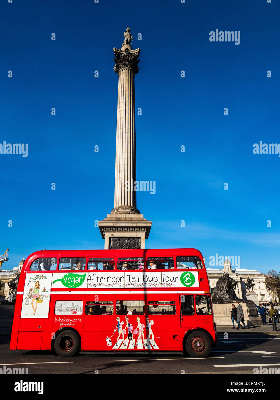 London Tourismus - Trafalgar Square Nelson Spalte mit einem Londoner Routemaster bus Stockfoto
