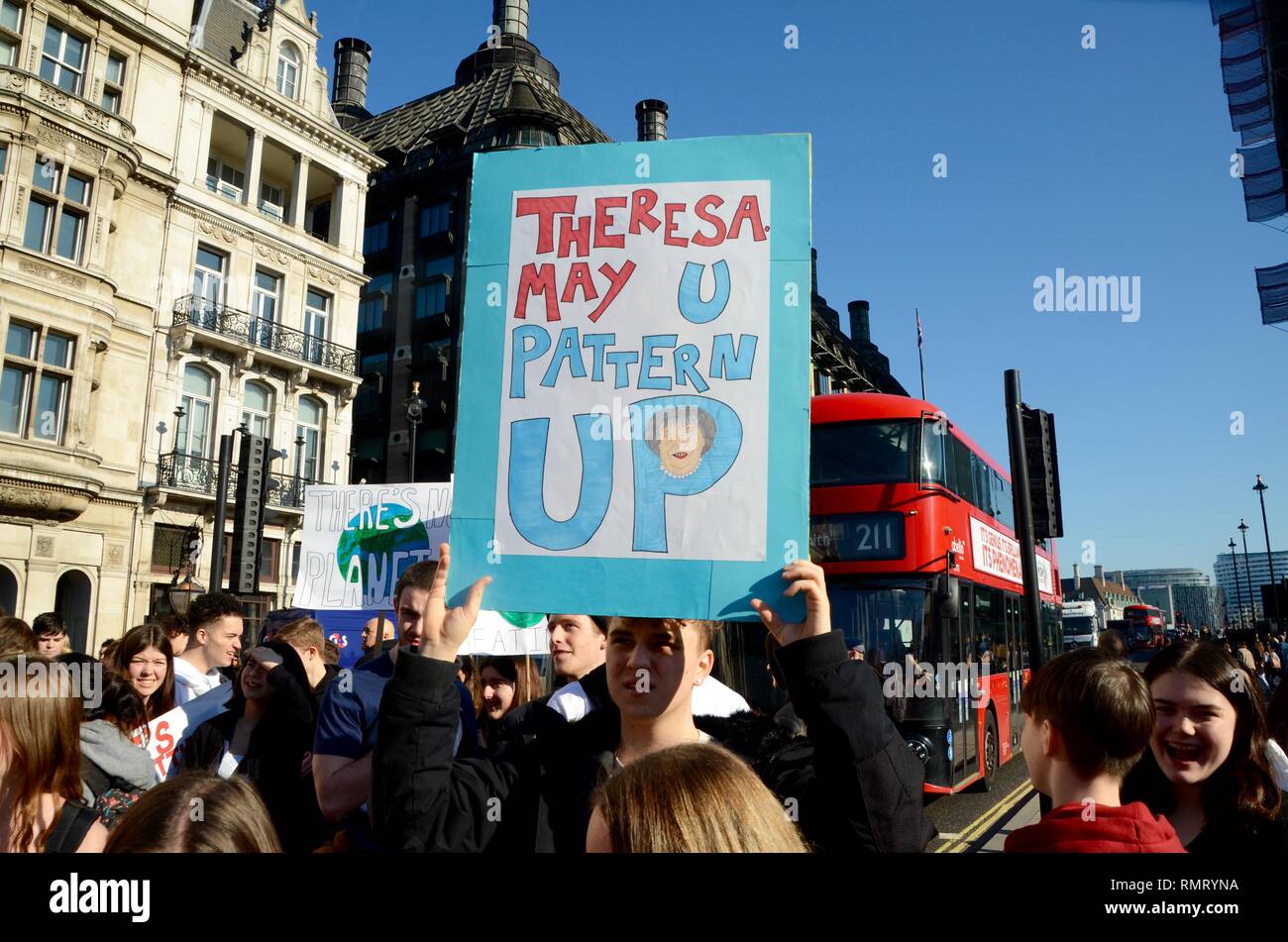 Schule Kinder in London die Schule verlassen, gegen die Zerstörung der Umwelt und der Planeten und anspruchsvolle globale Änderung zu protestieren Stockfoto