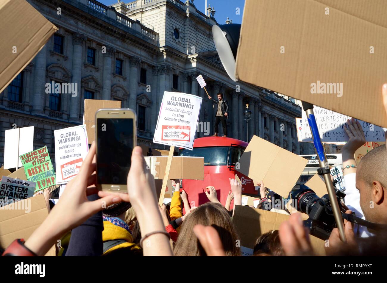 Schule Kinder in London die Schule verlassen, gegen die Zerstörung der Umwelt und der Planeten und anspruchsvolle globale Änderung zu protestieren Stockfoto
