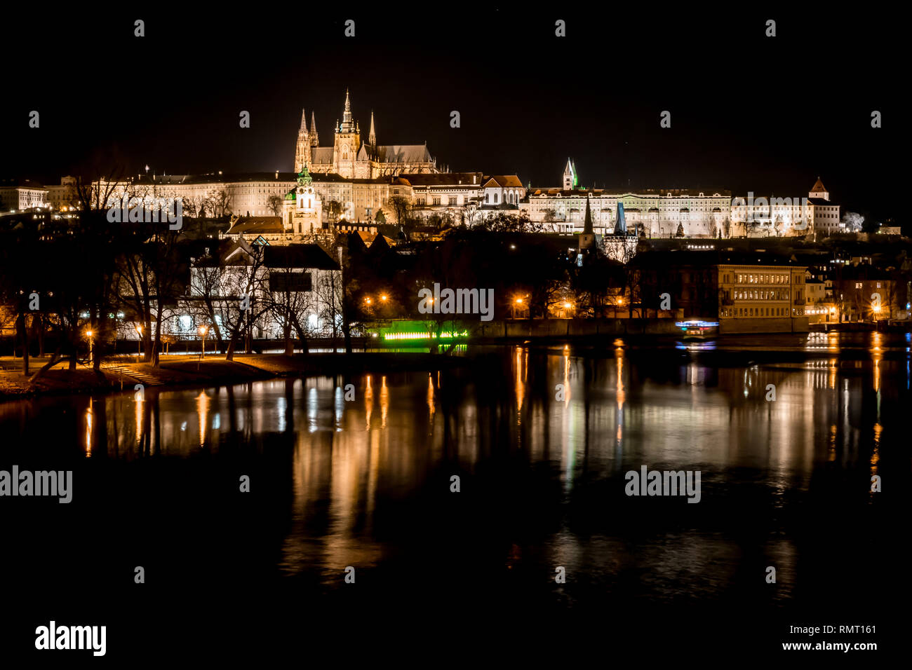 Die Prager Burg, Tschechische Republik. Eine Nacht Blick von der schönen Stadt. Stockfoto