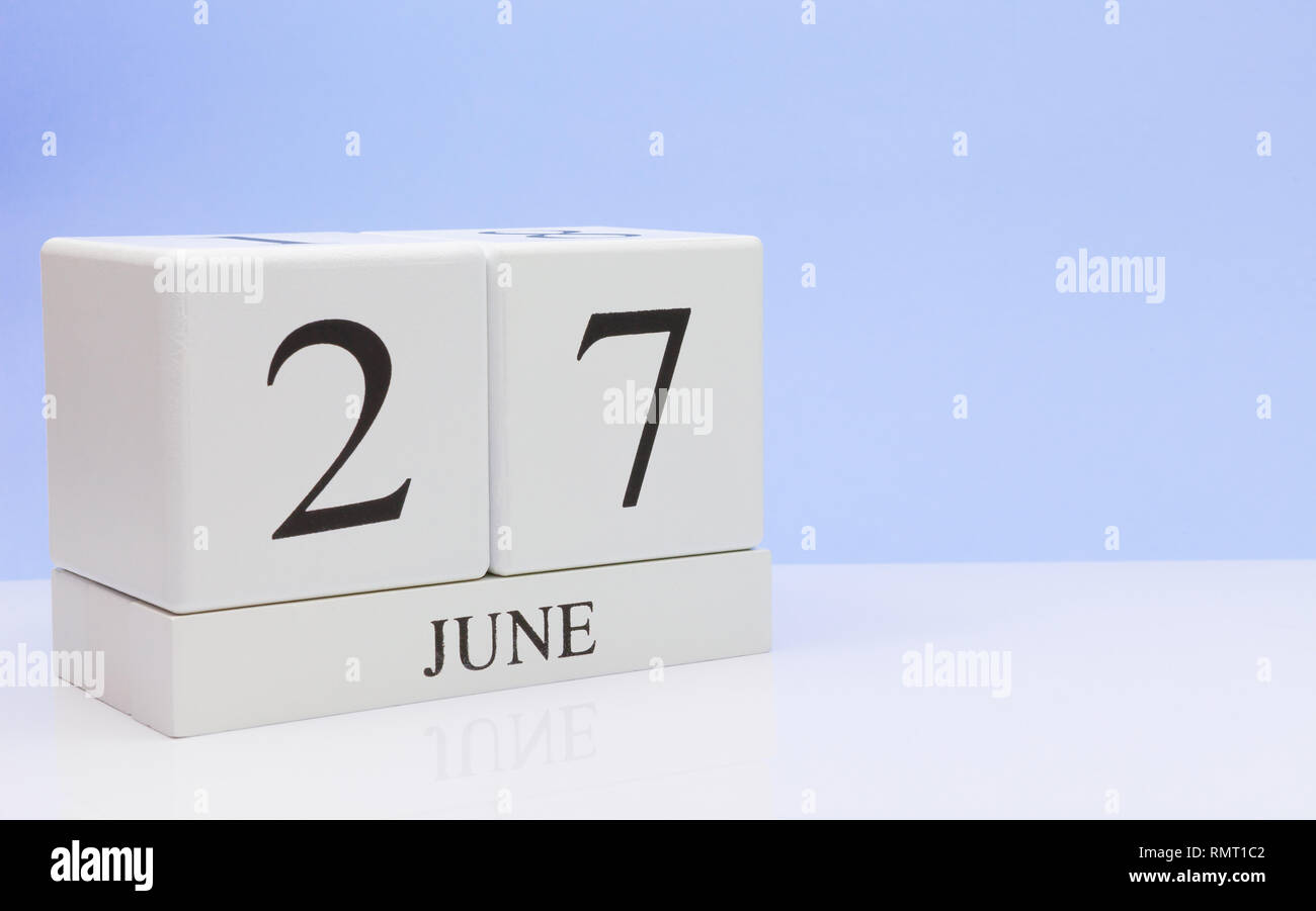 Juni 27 st. Tag 27 Monat, täglichen Kalender auf weißen Tisch mit Reflexion, mit hellblau hinterlegt. Sommer, leeren Raum für Text Stockfoto