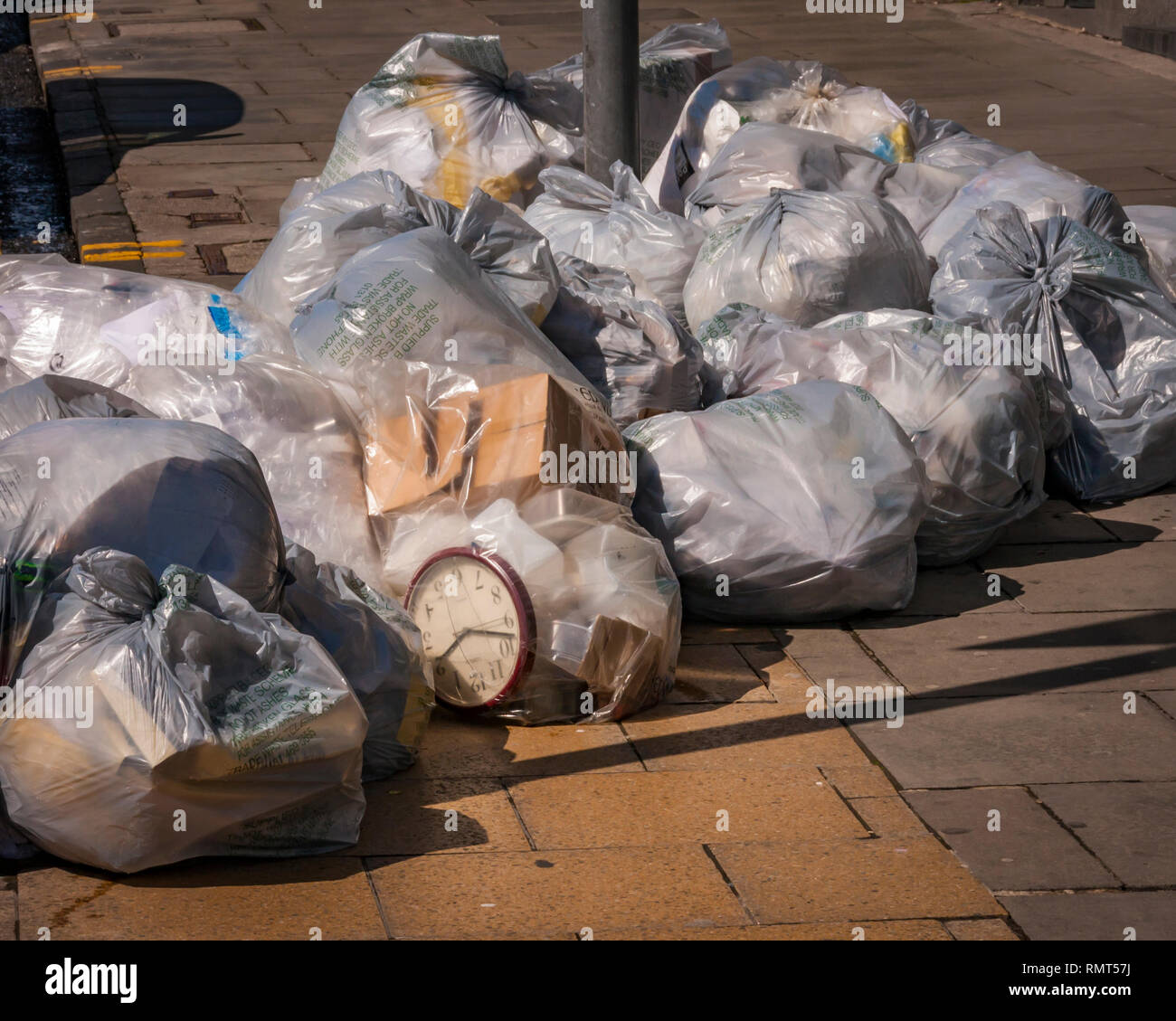 Edinburgh, Schottland - 11. Mai 2015: eine Verschwendung von Zeit. Foto, ein Büro Wecker in Plastiktüten von Müll in einer Stadt Straße gestapelt. Stockfoto