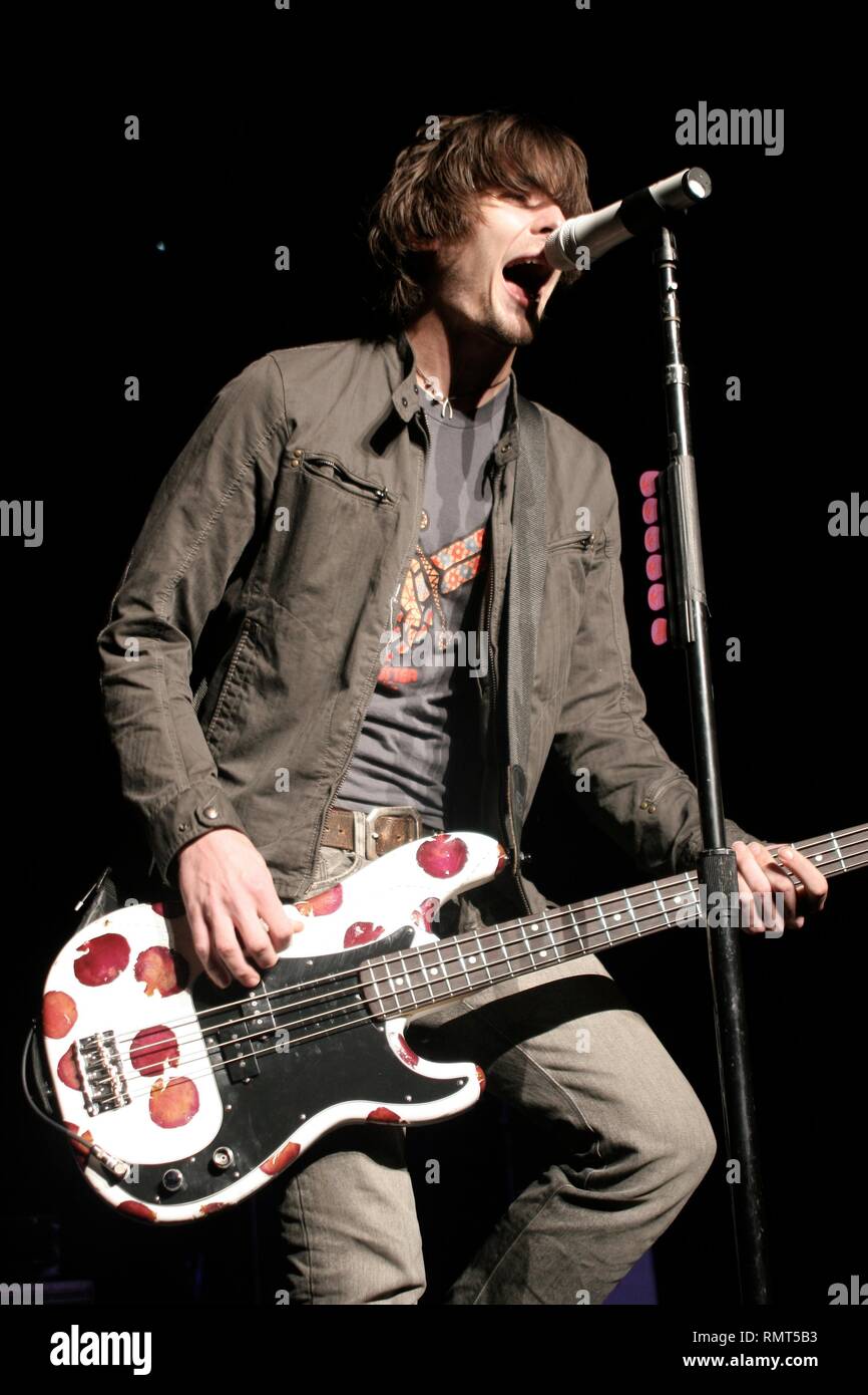 All American Rejects Sänger und Bassist Tyson Ritter ist dargestellt auf der Bühne während einer "live"-Konzert aussehen. Stockfoto