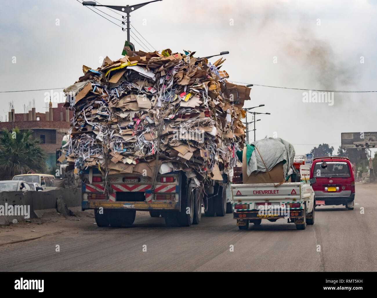 Kafr-El-Sheikh, Ägypten - 13 März 2014: einen Lkw geladen mit Abfall in Deponie in Ägypten. Stockfoto