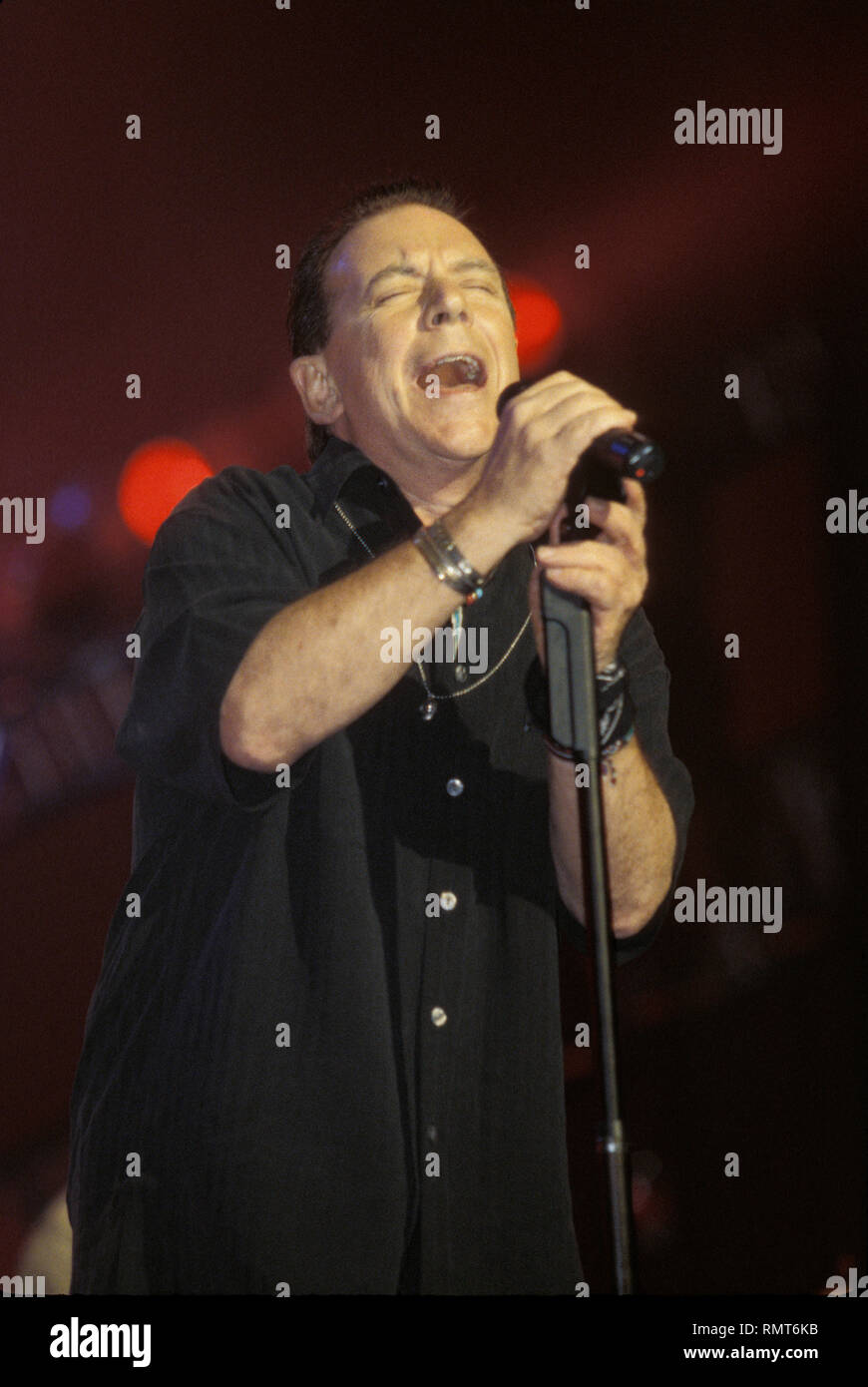 Eric Burdon war Gründungsmitglied und Sänger der Tiere, eine Band, die ursprünglich in Newcastle in den frühen 1960er Jahren gegründet. Die Tiere wurden eine der führenden Bands der 'British Invasion', und die Band hatte durchaus ein folgendes auf der ganzen Welt. Eric Last ist gezeigt, die mit der Neuen Tiere im Jahr 2000 wieder zurück. Stockfoto