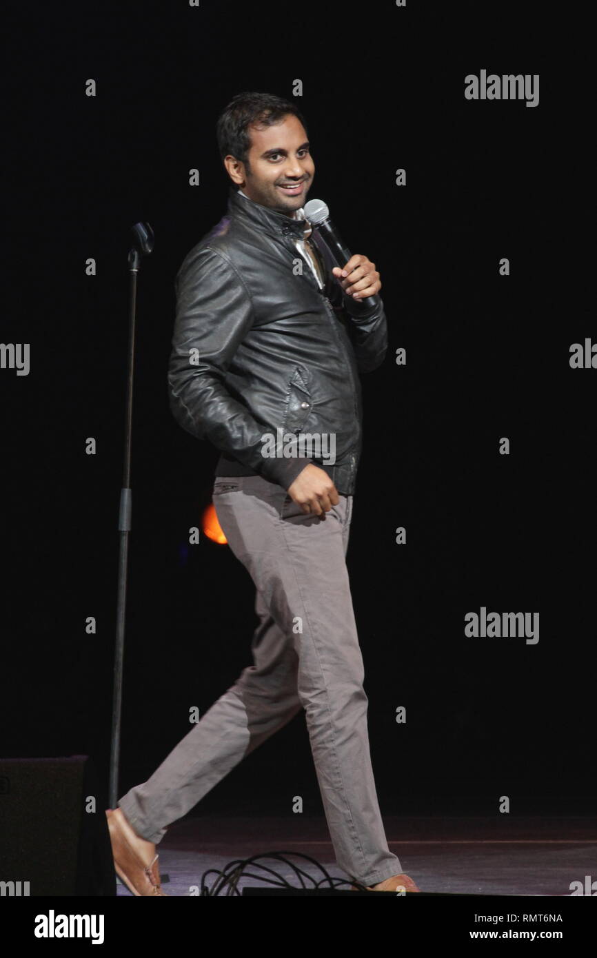 Komiker und Schauspieler Aziz Ansari ist dargestellt auf der Bühne während eines 'live' Stand up Aussehen. Stockfoto