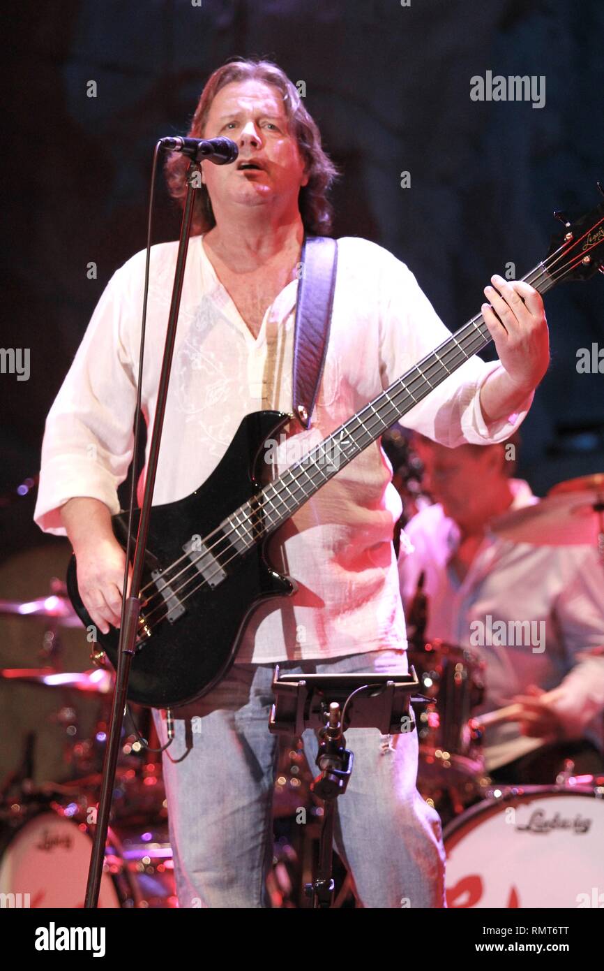 Bassist und Sänger John Wetton wird gezeigt auf der Bühne während einer "live"-Konzert Auftritt mit Asien. Stockfoto