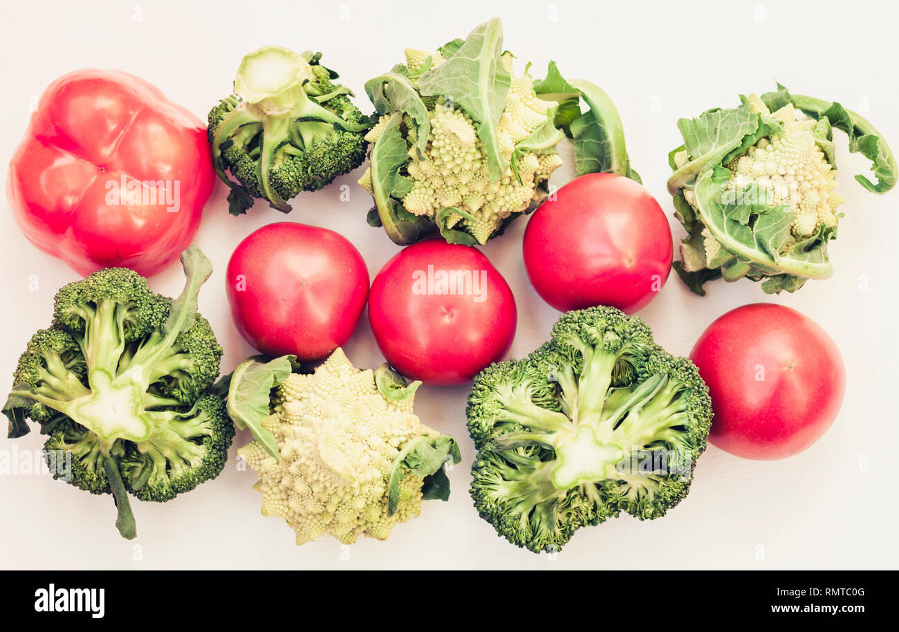Auf Basis pflanzlicher Rohkost Gemüse der Saison Hintergrund, veganes Essen Zutaten zum Kochen, Ansicht von oben Stockfoto