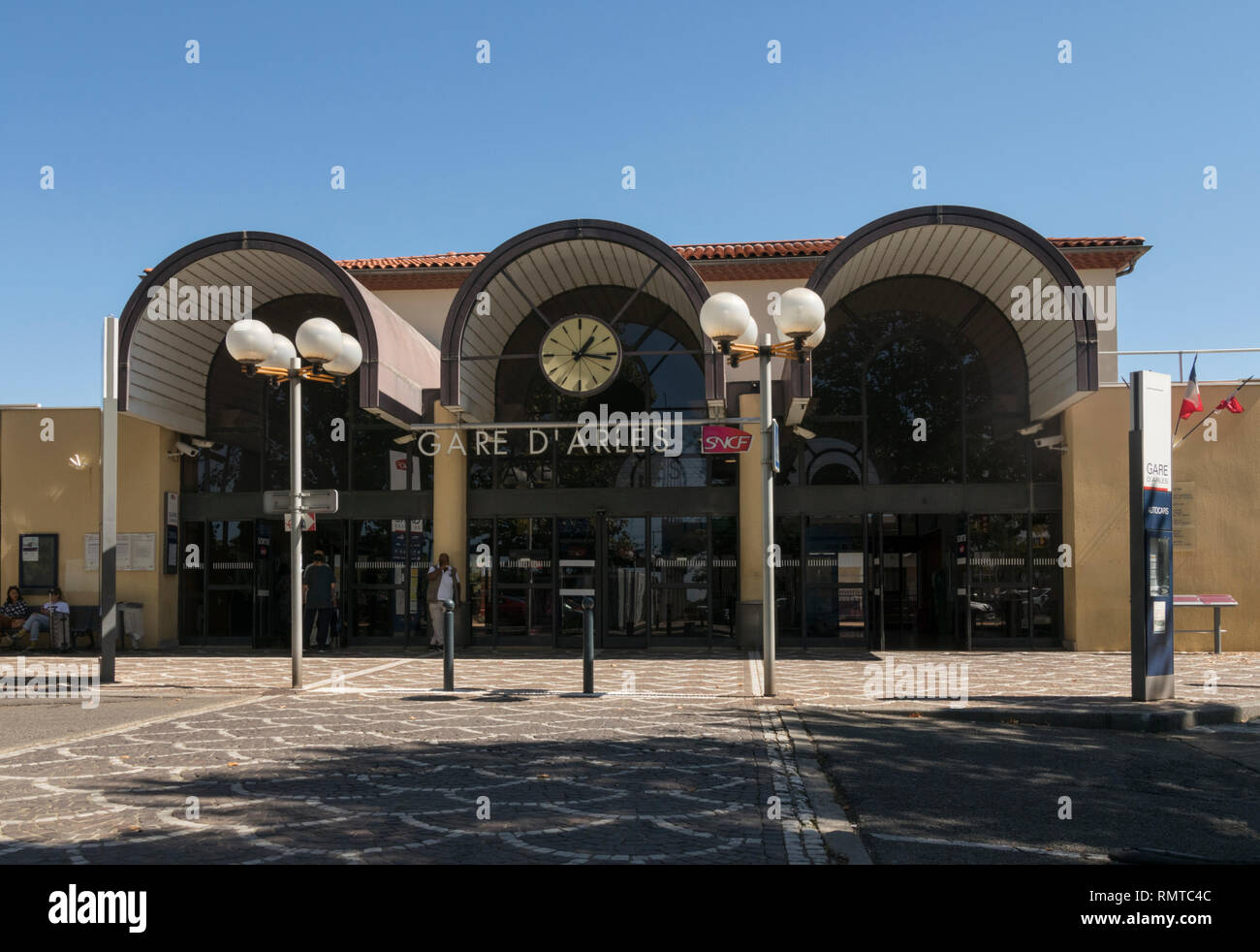 Die moderne Bahnhofsgebäude ist die Drehscheibe der Provinzstadt von Arles in Südfrankreich. Stockfoto