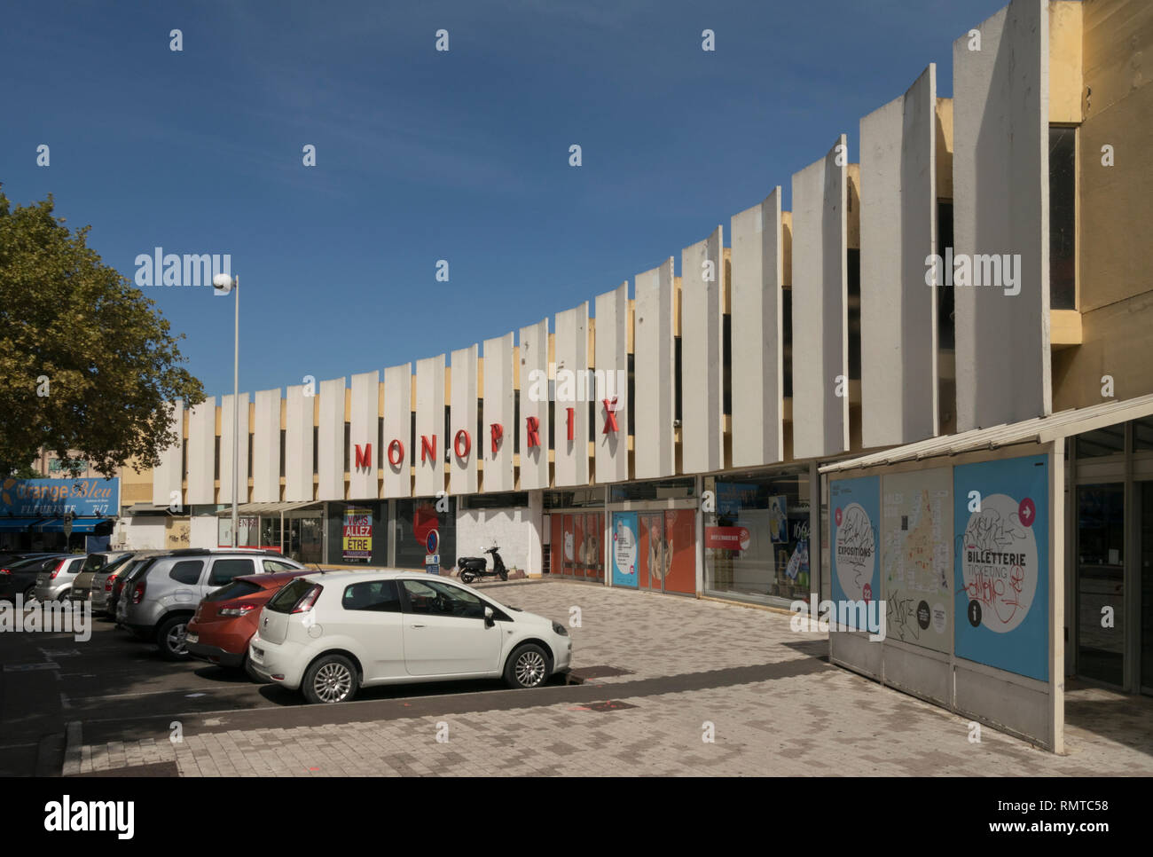 Monoprix ist der größte Supermarkt in der Mitte der Stadt von Arles, im Süden von Frankreich. Stockfoto