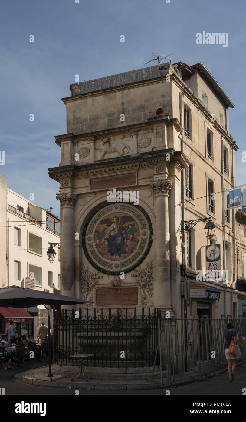 Der Brunnen Amedee Pichot grüßt Besucher gerade auf der Innenseite des North Gate in die Provinzstadt von Arles, im Süden von Frankreich. Stockfoto