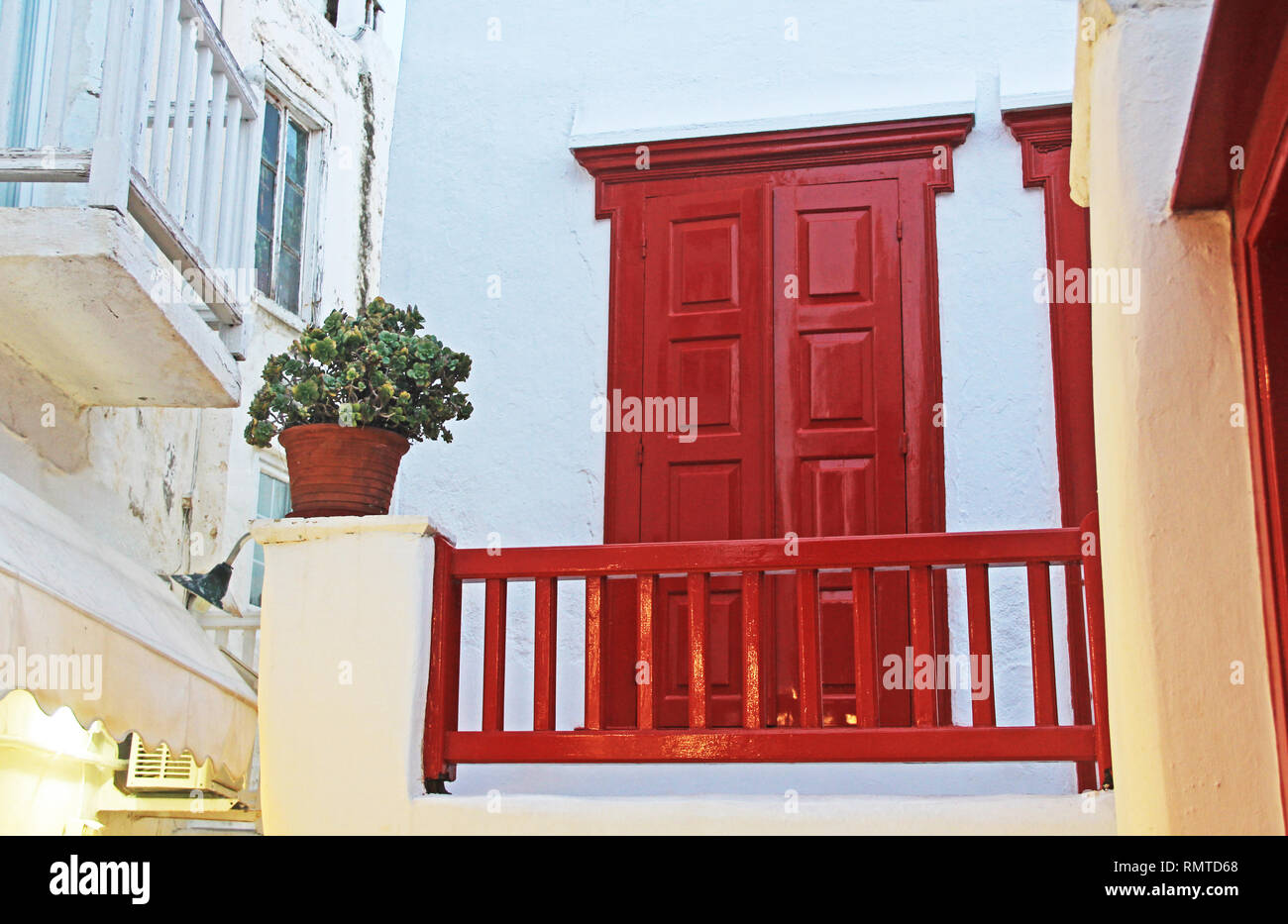 Zweite Etage rote Tür in Mykonos, Griechenland. Stockfoto